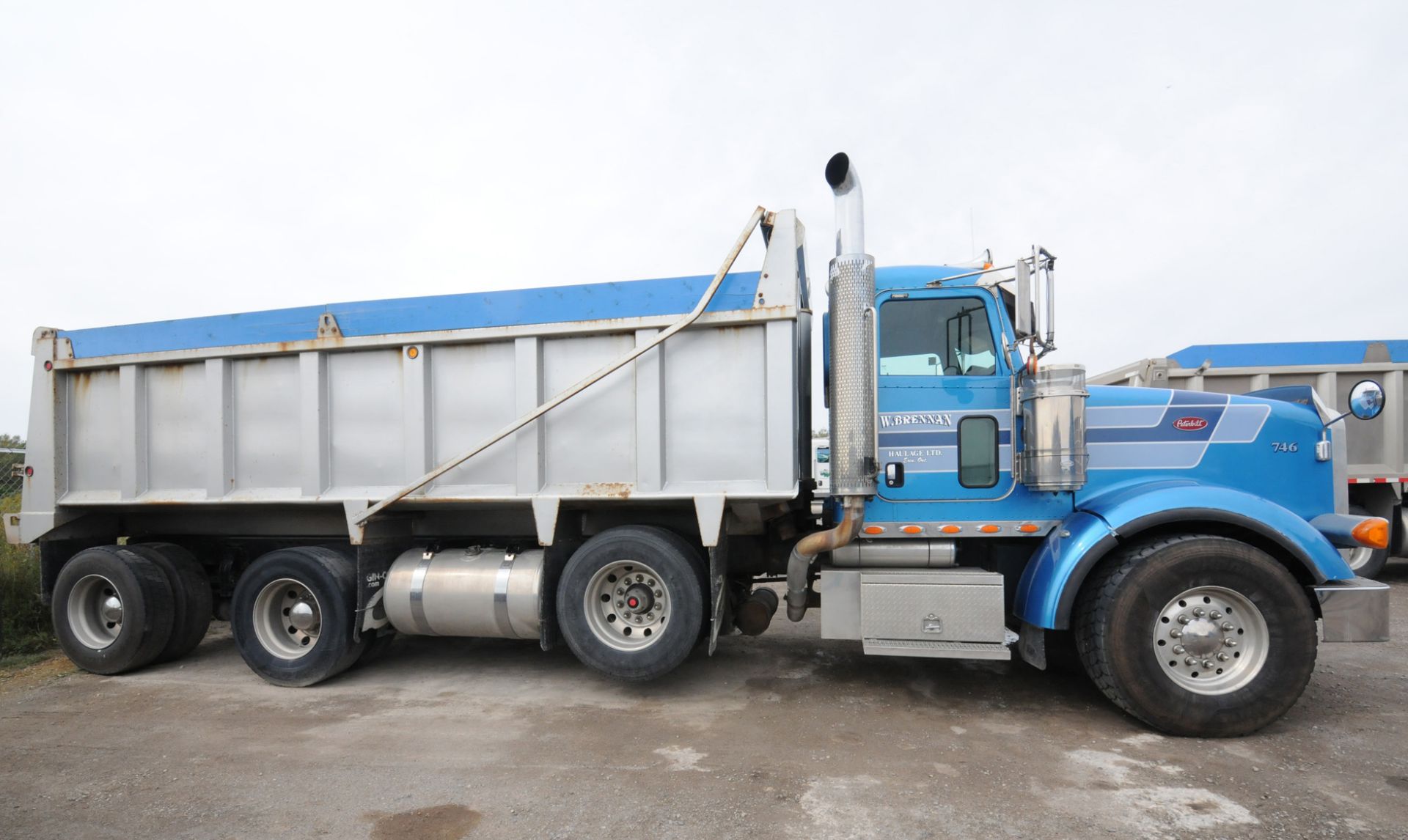 PETERBILT (2010) TRI-AXLE DUMP TRUCK WITH 500HP CUMMINS DIESEL ENGINE, 18 SPEED EATON FULLER - Image 17 of 32