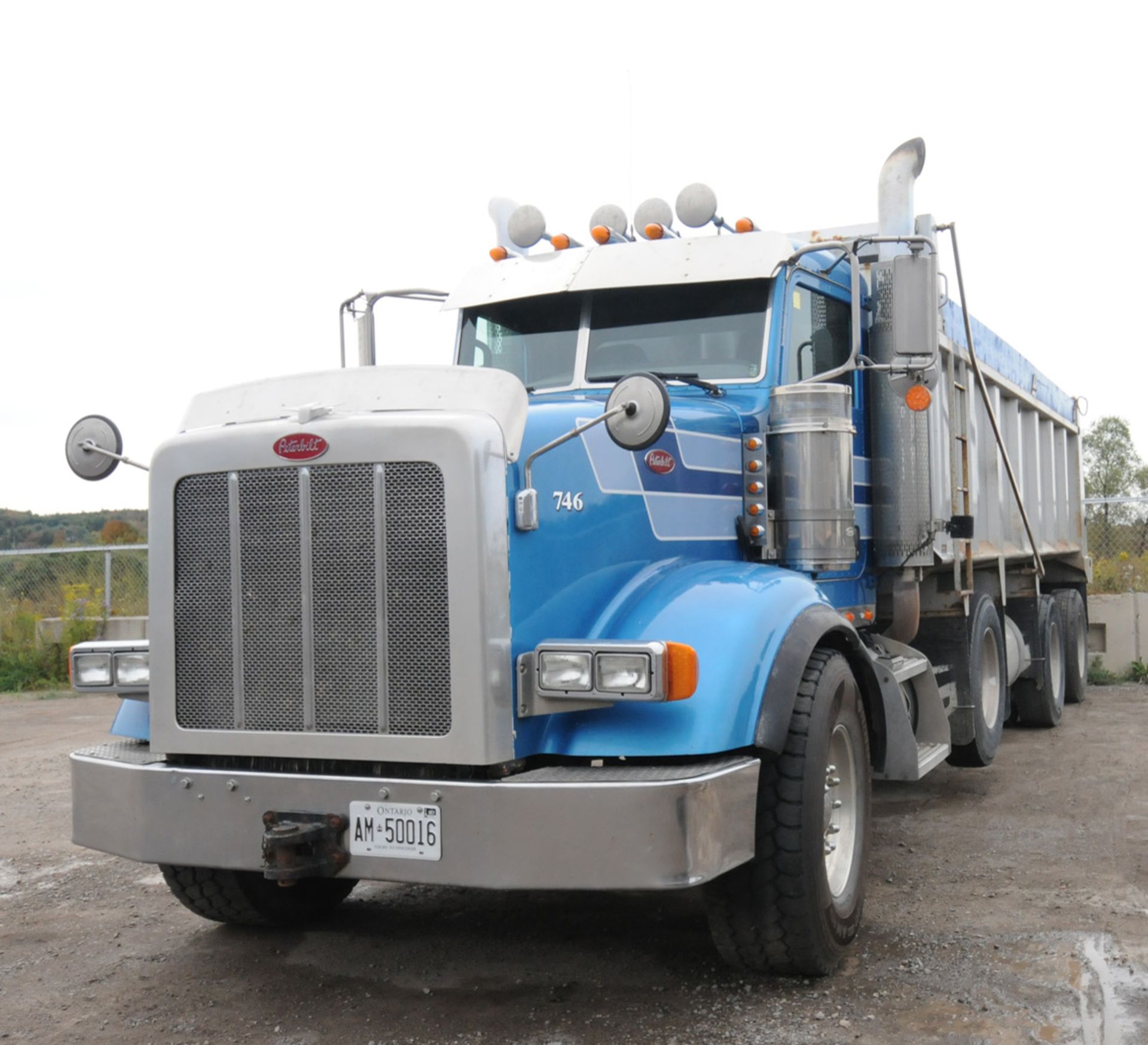 PETERBILT (2010) TRI-AXLE DUMP TRUCK WITH 500HP CUMMINS DIESEL ENGINE, 18 SPEED EATON FULLER