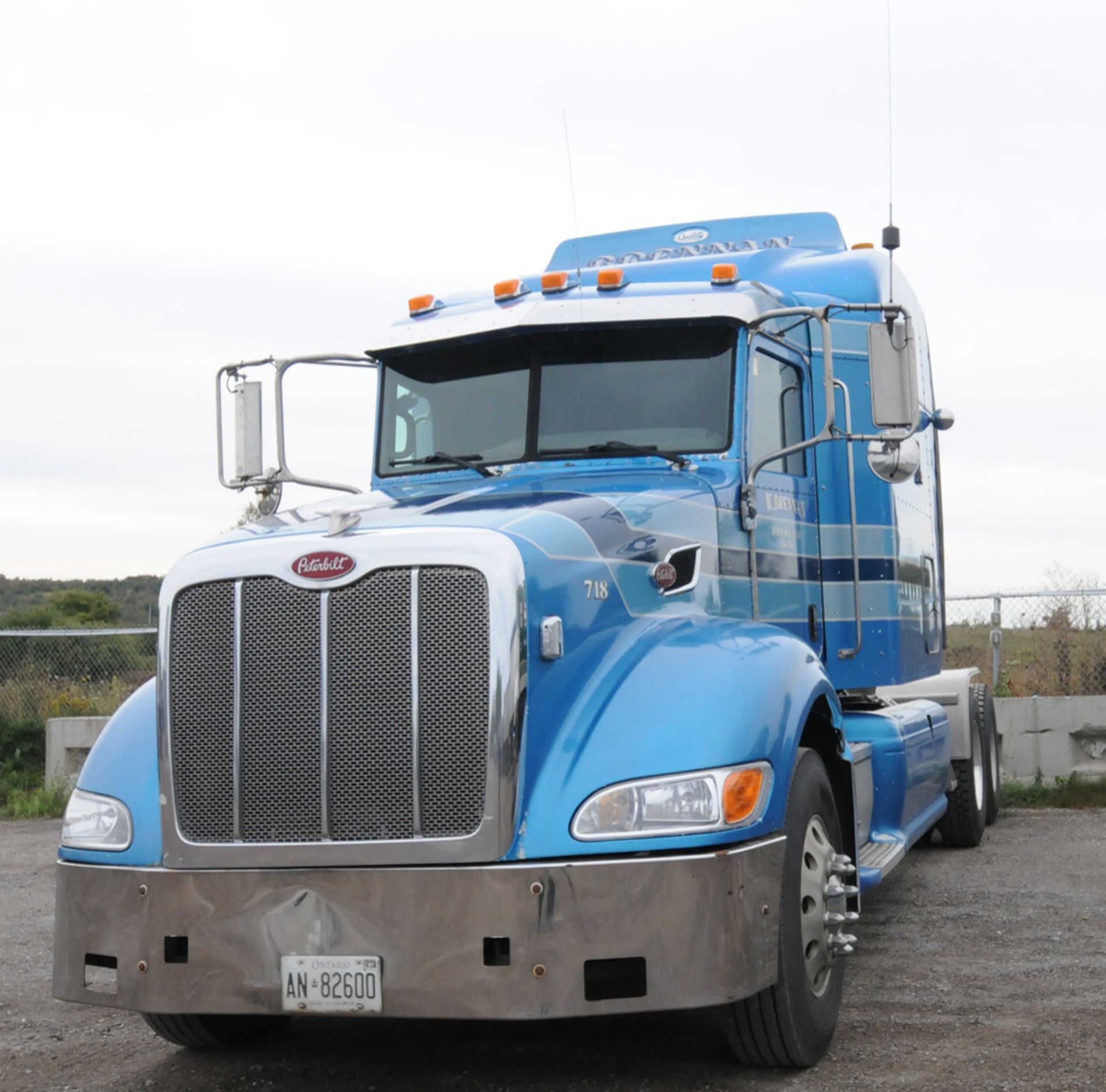 PETERBILT (2006) TRUCK WITH 475HP CAT C15 DIESEL ENGINE, 13 SPEED EATON FULLER TRANSMISSION, SLEEPER