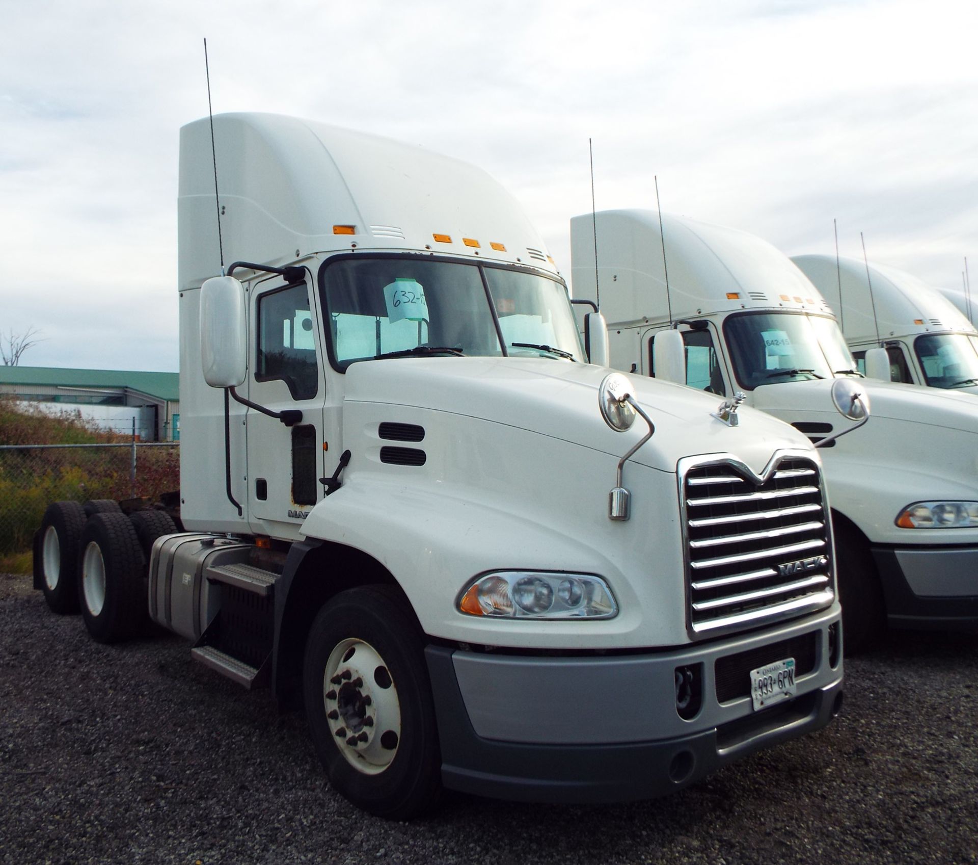 MACK (2015) CXU613 DAY CAB TRUCK WITH 405HP MP7 DIESEL ENGINE, 10 SPEED EATON FULLER TRANSMISSION, - Image 8 of 13