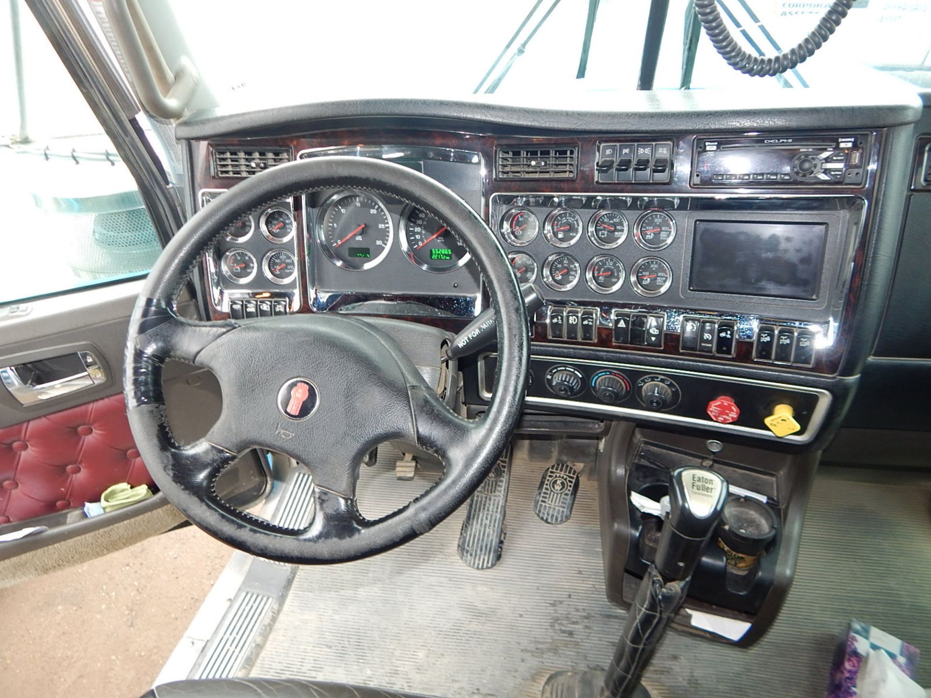 KENWORTH (2015) TRUCK WITH 500HP CUMMINS DIESEL ENGINE, 18 SPEED EATON FULLER TRANSMISSION, - Image 16 of 33