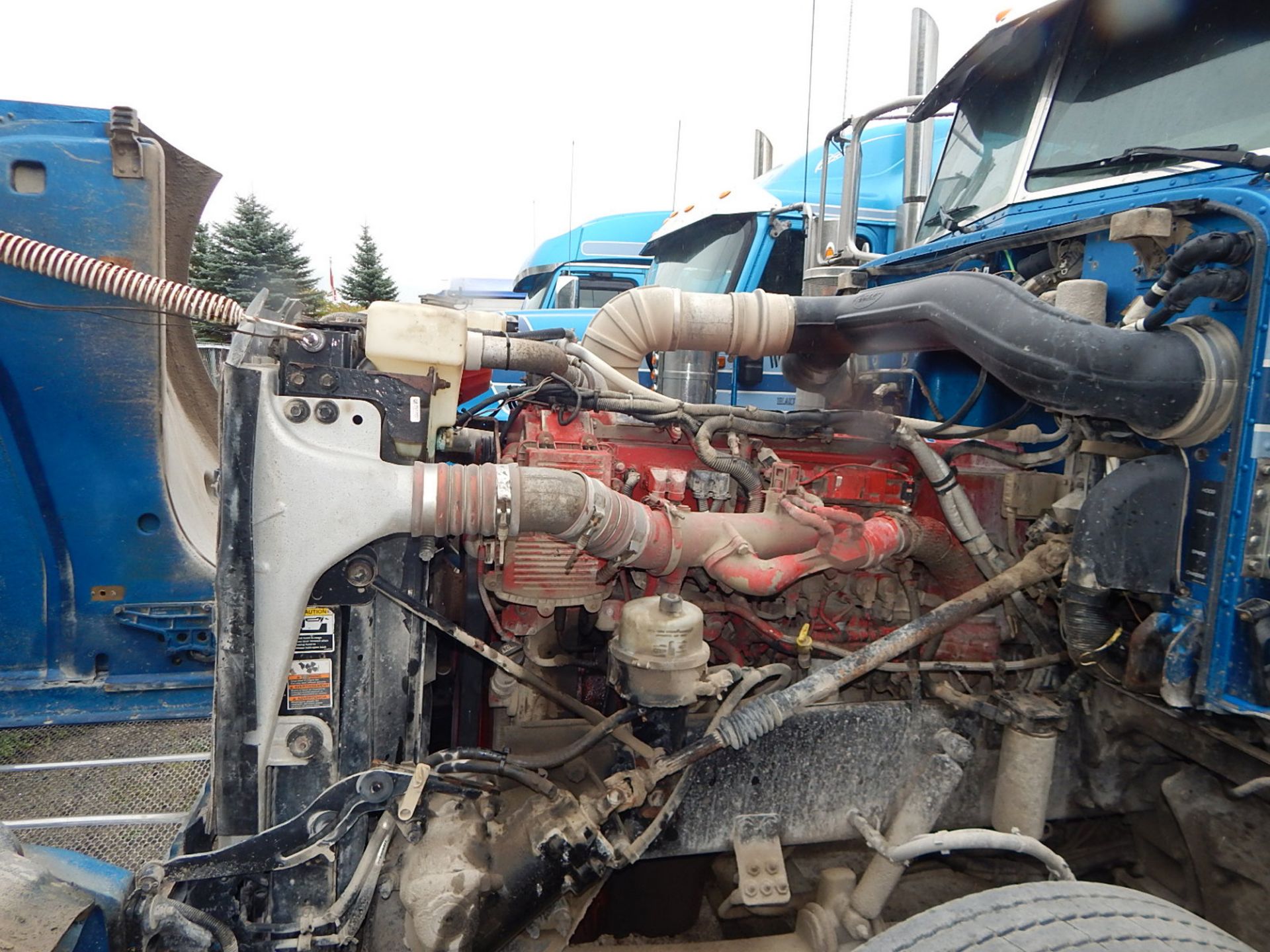 PETERBILT (2010) TRUCK WITH 500HP CUMMINS DIESEL ENGINE, 18 SPEED EATON FULLER TRANSMISSION, DAY - Image 23 of 31