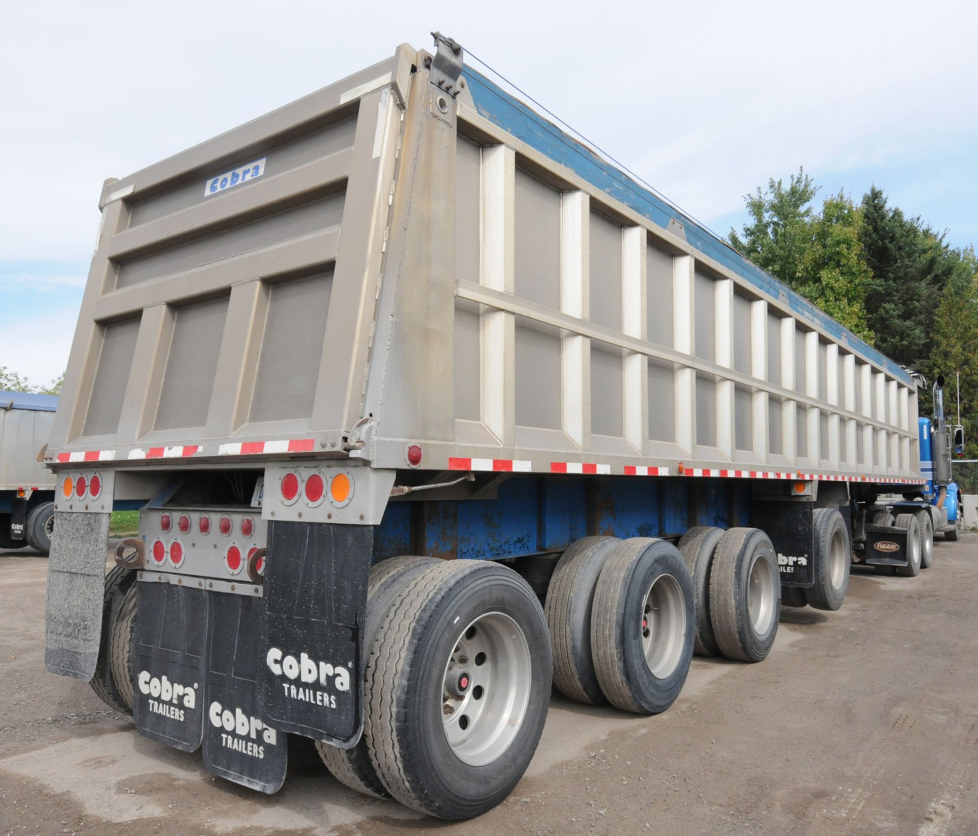 COBRA (2007) QUAD-AXLE ALUMINUM END DUMP BOX TRAILER WITH COMPOSITE FLOOR, 39-40 METRIC TON - Image 7 of 15