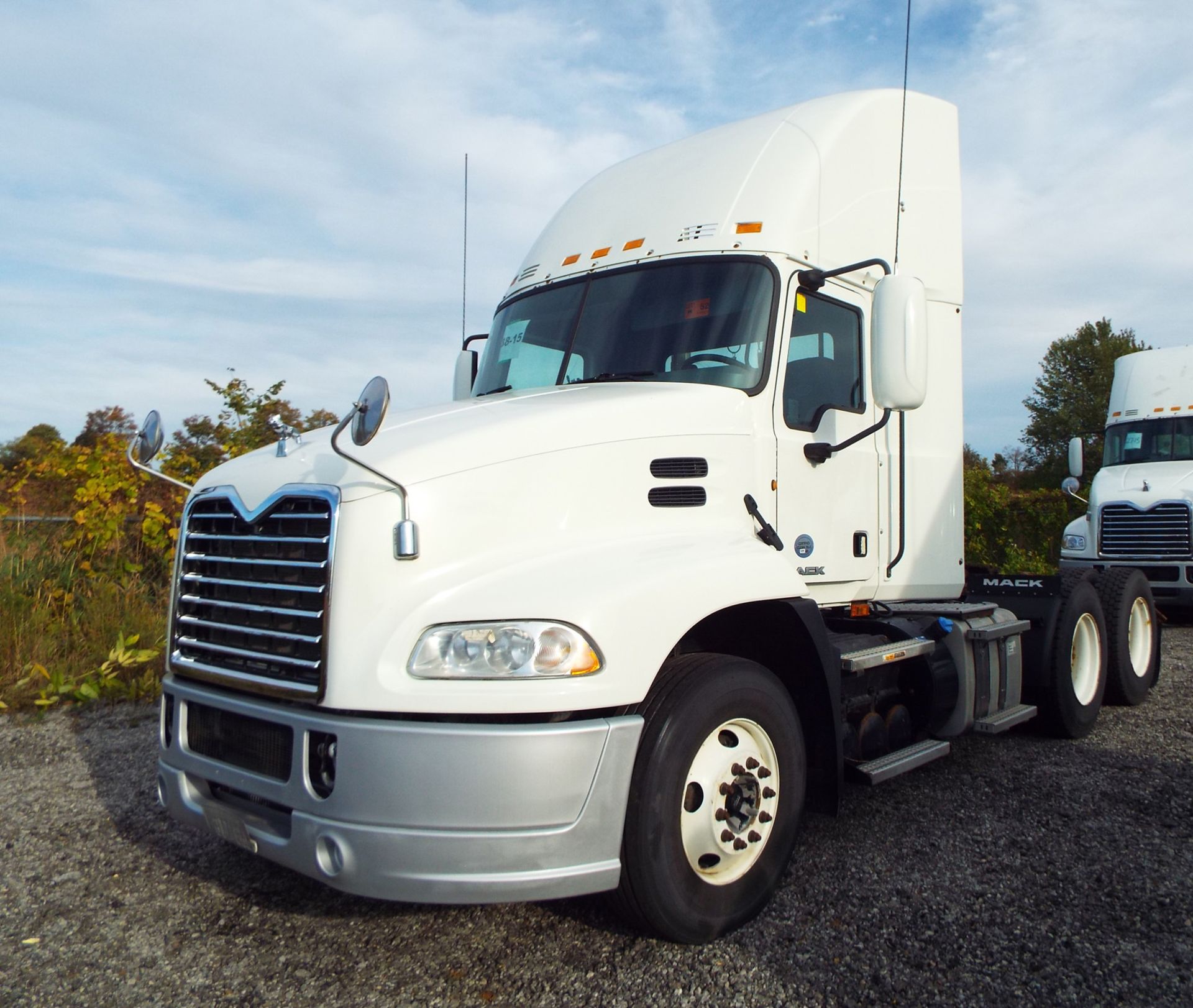 MACK (2015) CXU613 DAY CAB TRUCK WITH 405HP MP7 DIESEL ENGINE, 10 SPEED EATON FULLER TRANSMISSION, - Image 2 of 13