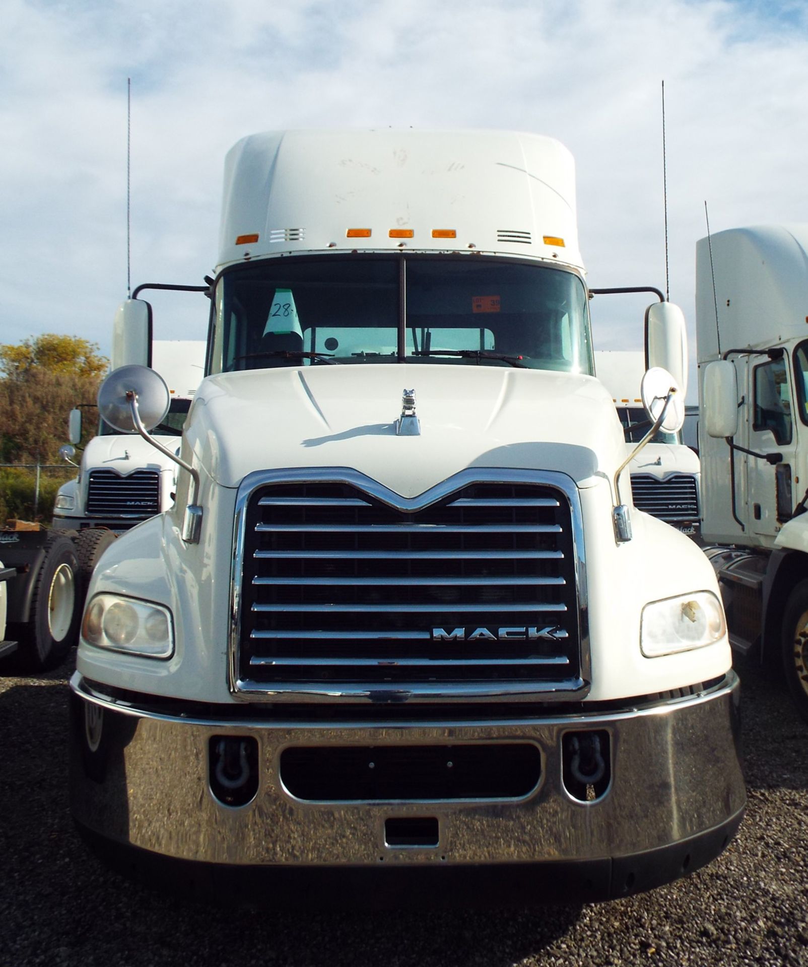 MACK (2015) CXU613 DAY CAB TRUCK WITH 405HP MP7 DIESEL ENGINE, 10 SPEED EATON FULLER TRANSMISSION,