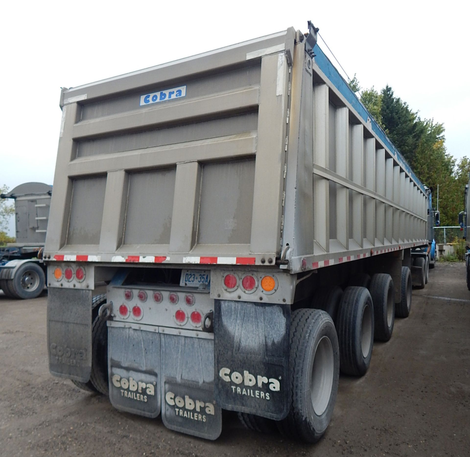 COBRA (2007) QUAD-AXLE ALUMINUM END DUMP BOX TRAILER WITH COMPOSITE FLOOR, 39-40 METRIC TON - Image 14 of 15