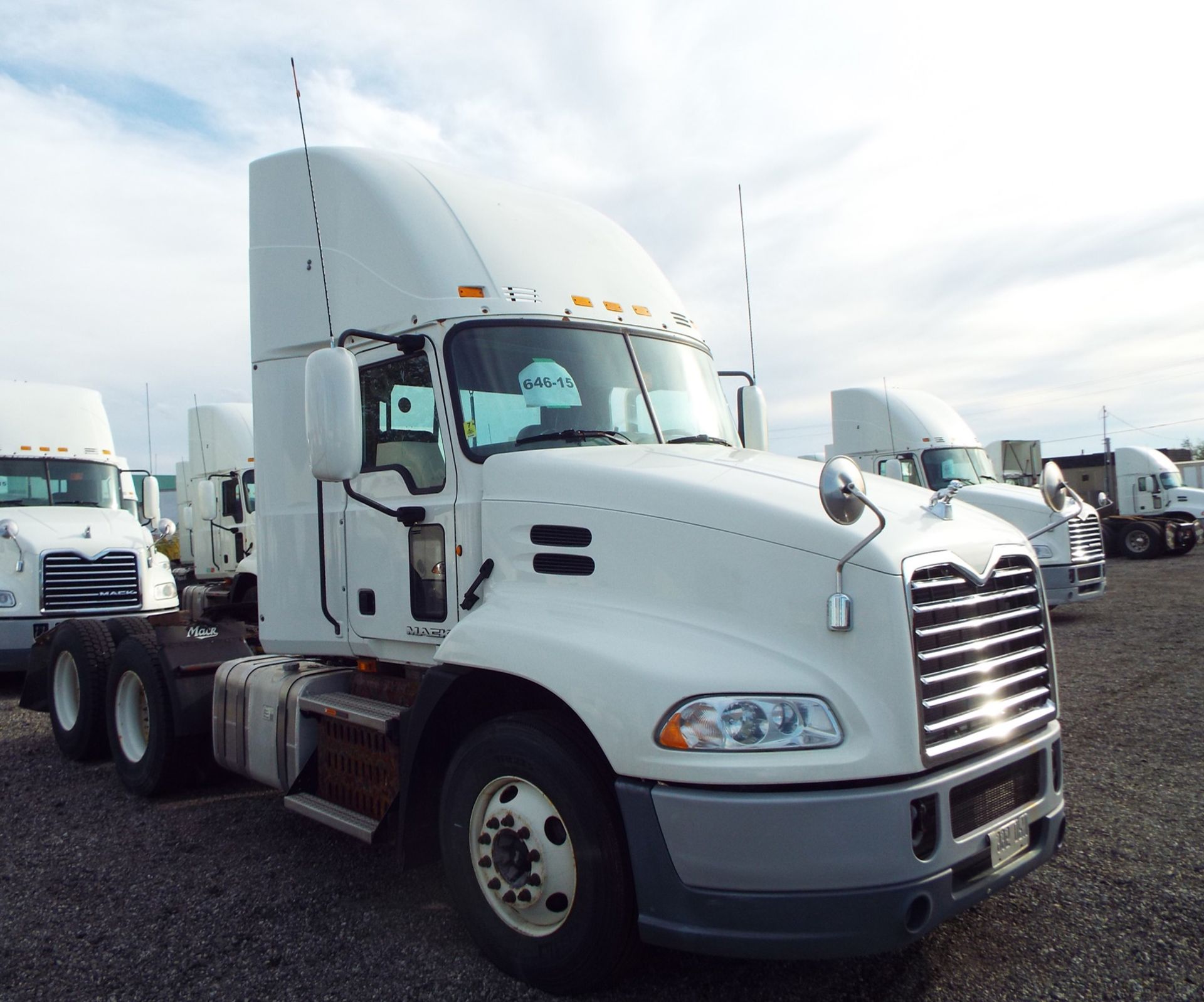 MACK (2015) CXU613 DAY CAB TRUCK WITH 405HP MP7 DIESEL ENGINE, 10 SPEED EATON FULLER TRANSMISSION, - Image 8 of 13