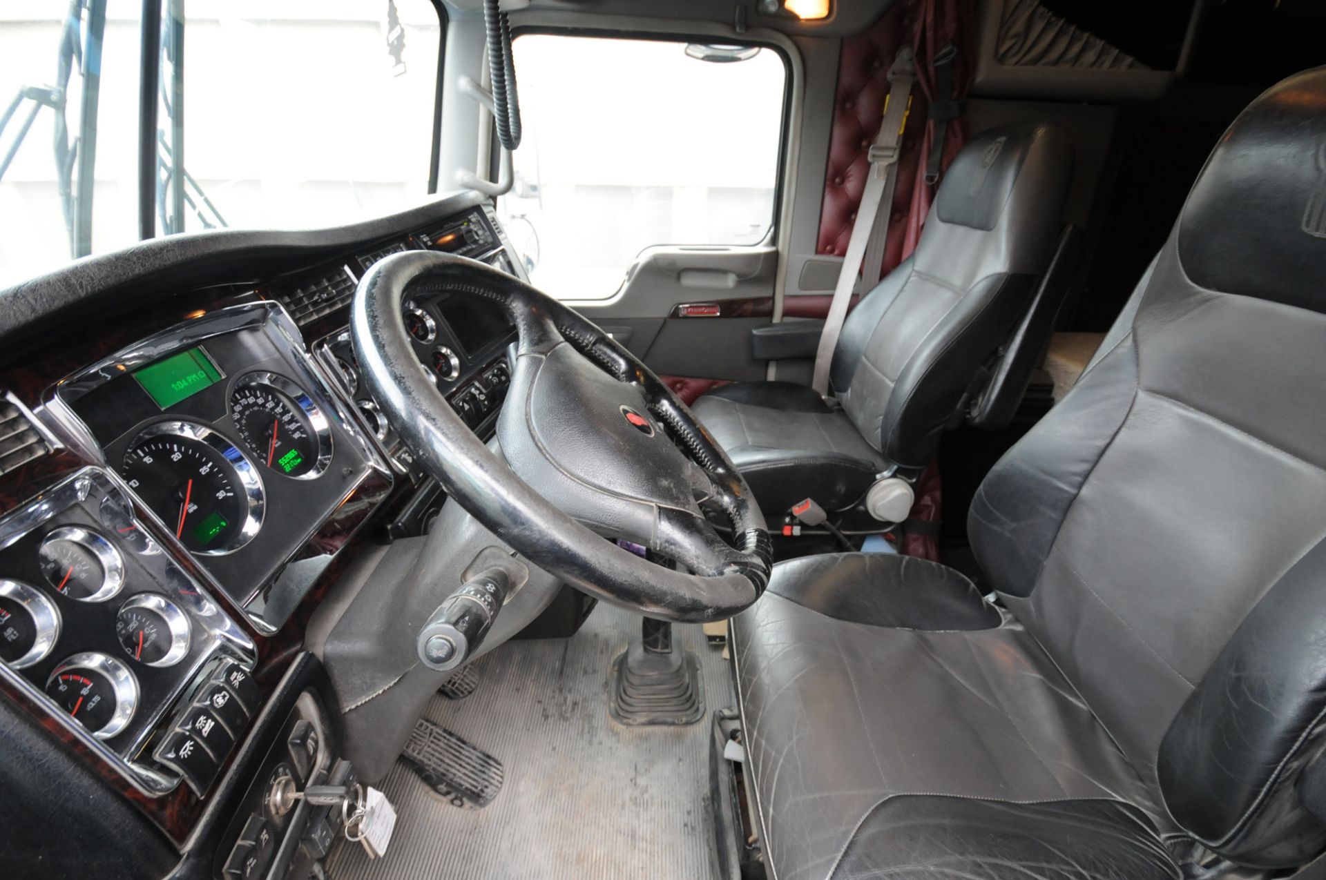 KENWORTH (2015) TRUCK WITH 500HP CUMMINS DIESEL ENGINE, 18 SPEED EATON FULLER TRANSMISSION, - Image 17 of 33