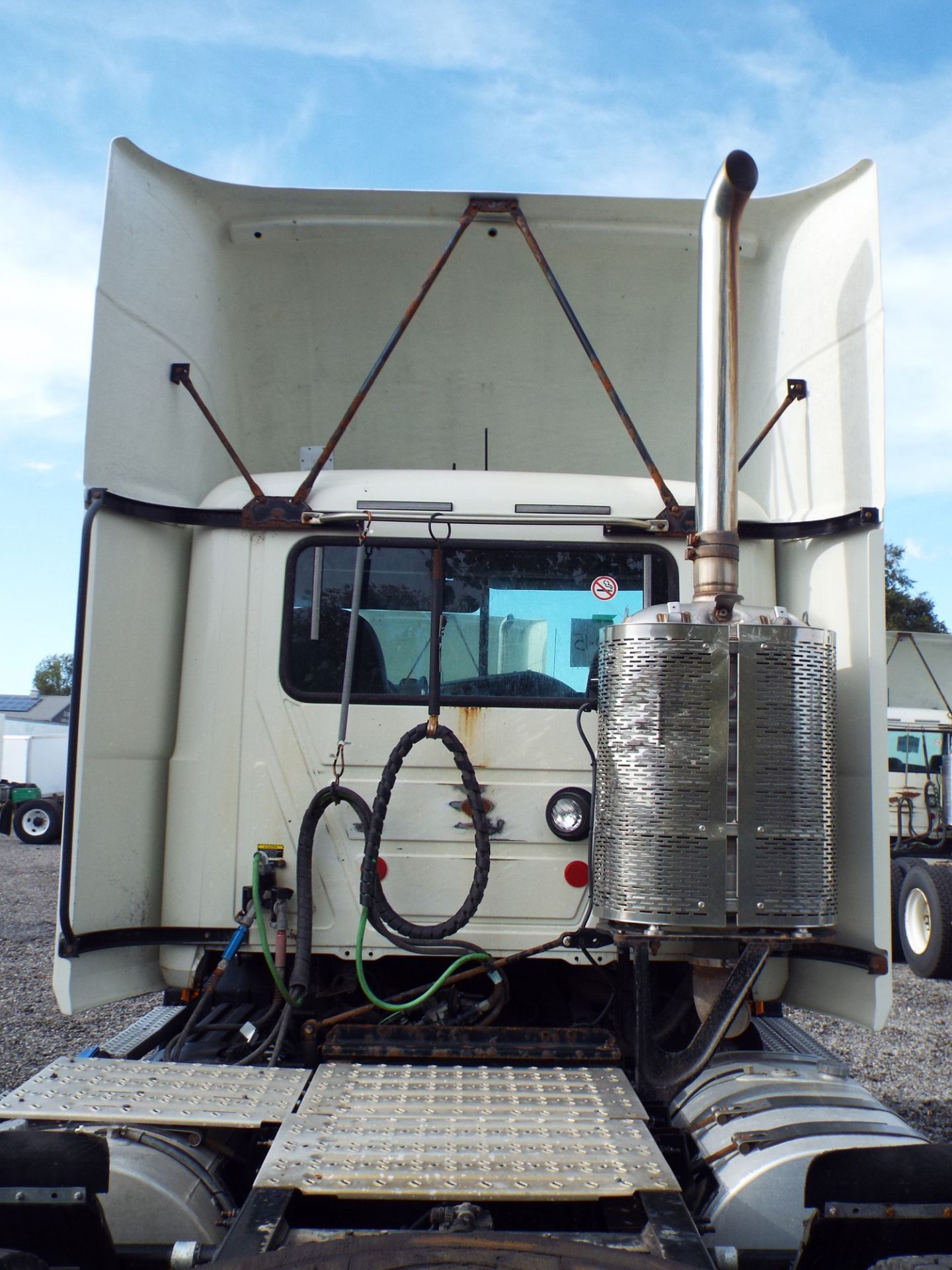 MACK (2015) CXU613 DAY CAB TRUCK WITH 405HP MP7 DIESEL ENGINE, 10 SPEED EATON FULLER TRANSMISSION, - Image 6 of 13