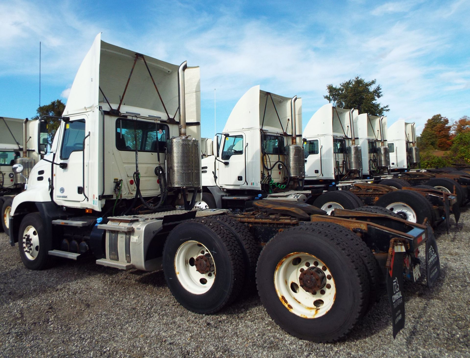 MACK (2015) CXU613 DAY CAB TRUCK WITH 405HP MP7 DIESEL ENGINE, 10 SPEED EATON FULLER TRANSMISSION, - Image 3 of 12