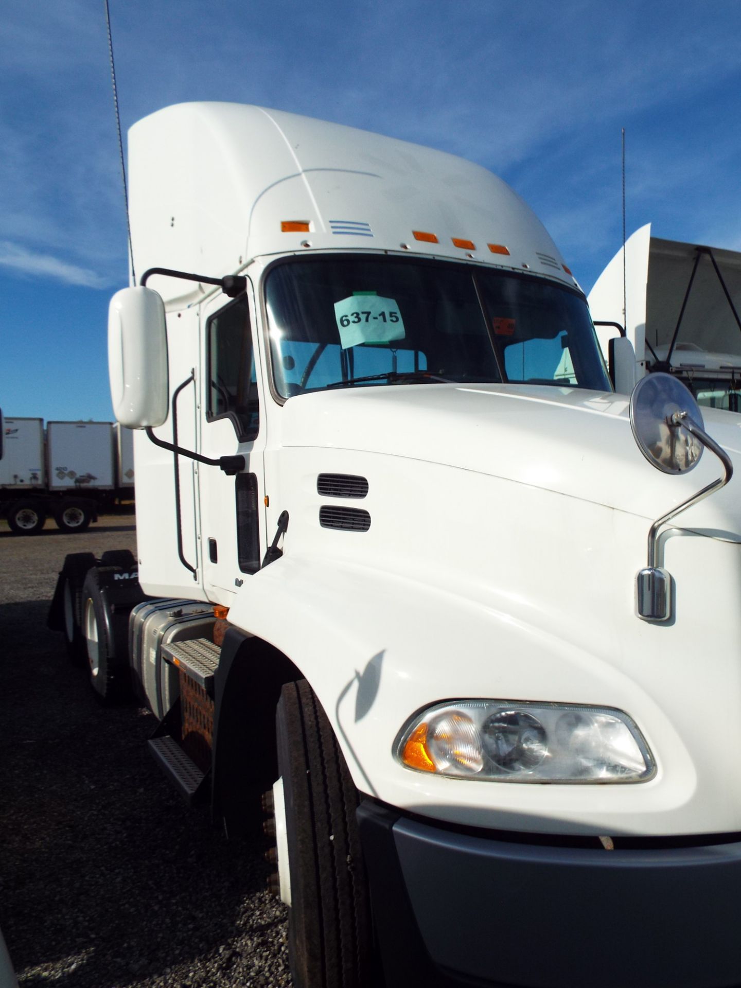 MACK (2015) CXU613 DAY CAB TRUCK WITH 405HP MP7 DIESEL ENGINE, 10 SPEED EATON FULLER TRANSMISSION, - Image 8 of 13