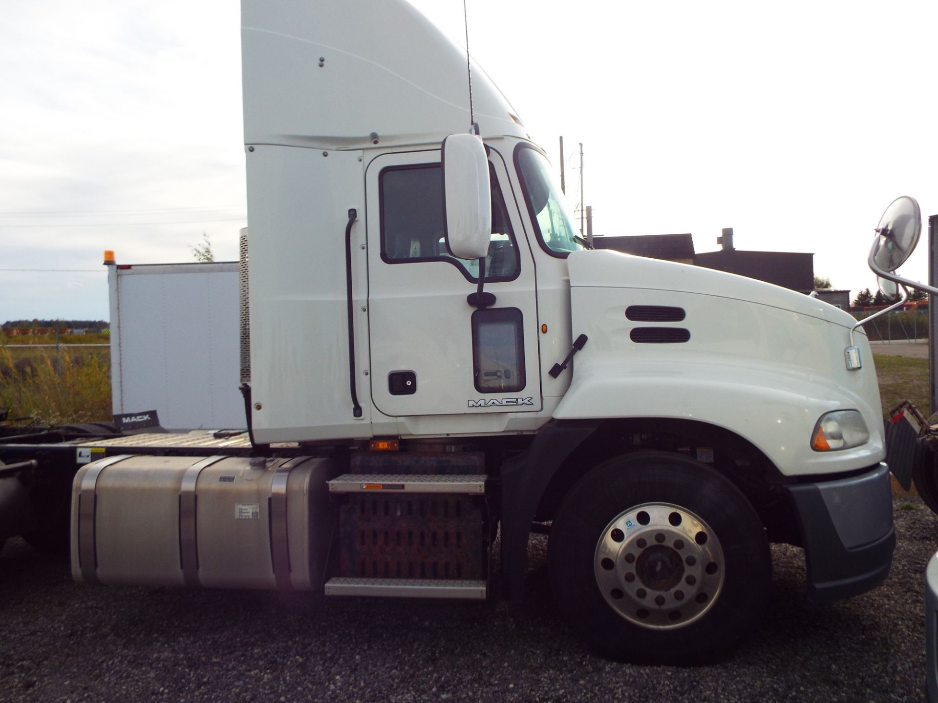 MACK (2015) CXU613 DAY CAB TRUCK WITH 445HP MP8 DIESEL ENGINE, 13 SPEED EATON FULLER TRANSMISSION, - Image 6 of 11