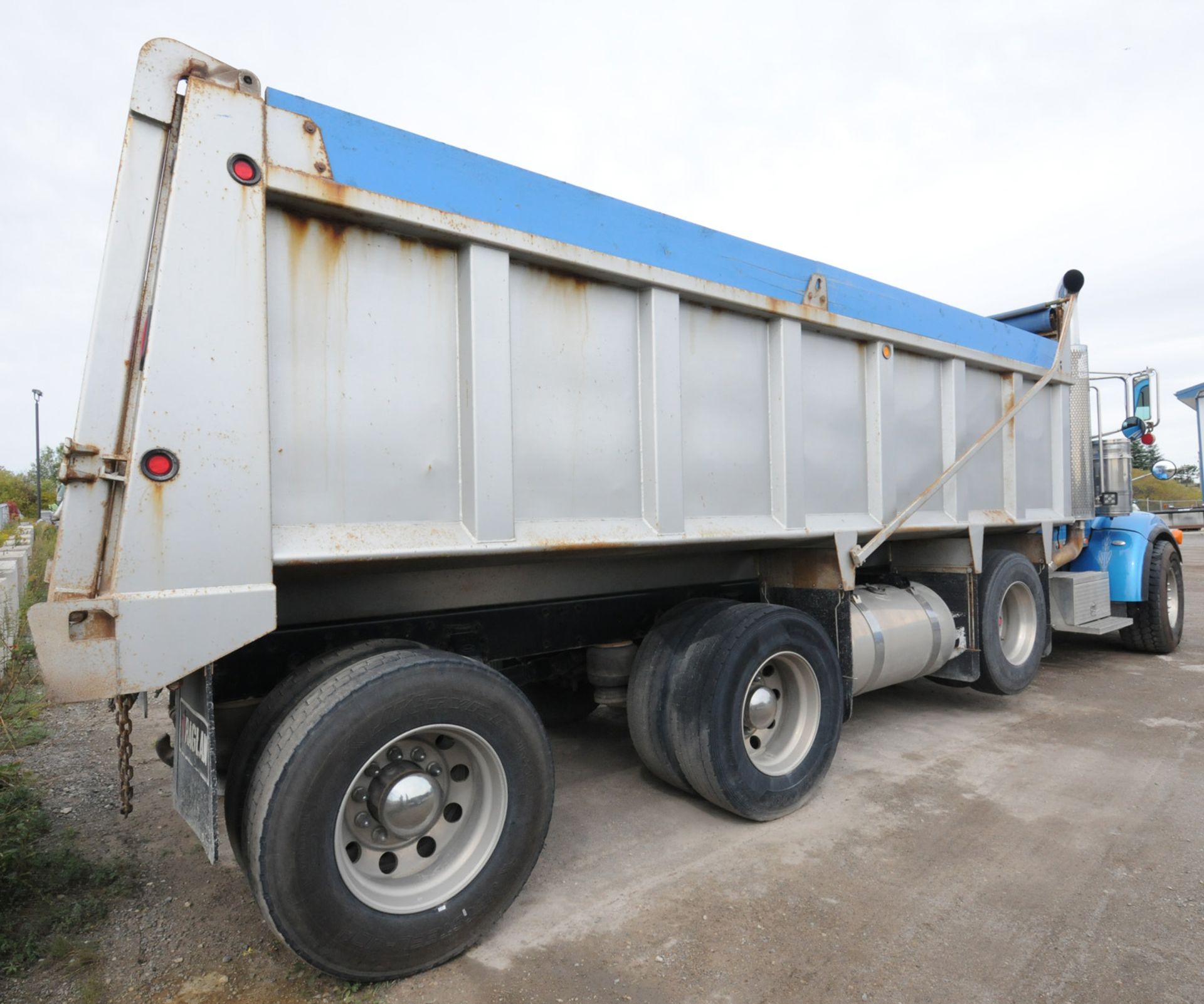 PETERBILT (2010) TRI-AXLE DUMP TRUCK WITH 500HP CUMMINS DIESEL ENGINE, 18 SPEED EATON FULLER - Image 11 of 32