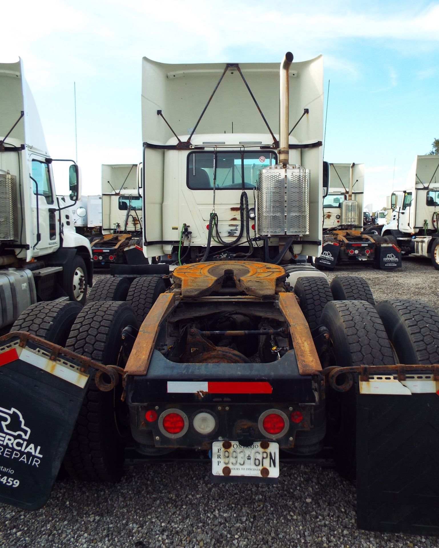 MACK (2015) CXU613 DAY CAB TRUCK WITH 405HP MP7 DIESEL ENGINE, 10 SPEED EATON FULLER TRANSMISSION, - Image 4 of 13