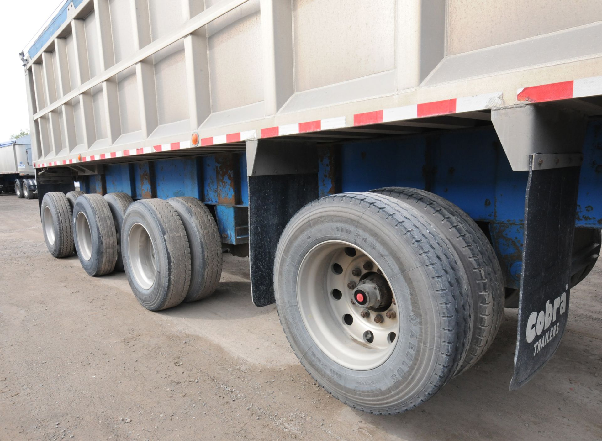 COBRA (2007) QUAD-AXLE ALUMINUM END DUMP BOX TRAILER WITH COMPOSITE FLOOR, 39-40 METRIC TON - Image 11 of 15