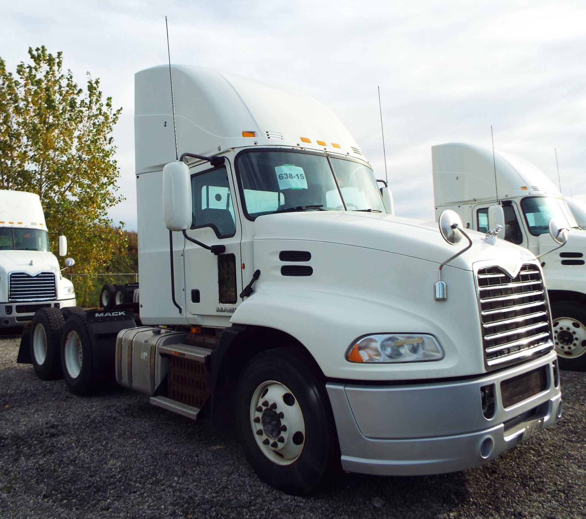 MACK (2015) CXU613 DAY CAB TRUCK WITH 405HP MP7 DIESEL ENGINE, 10 SPEED EATON FULLER TRANSMISSION, - Image 8 of 13