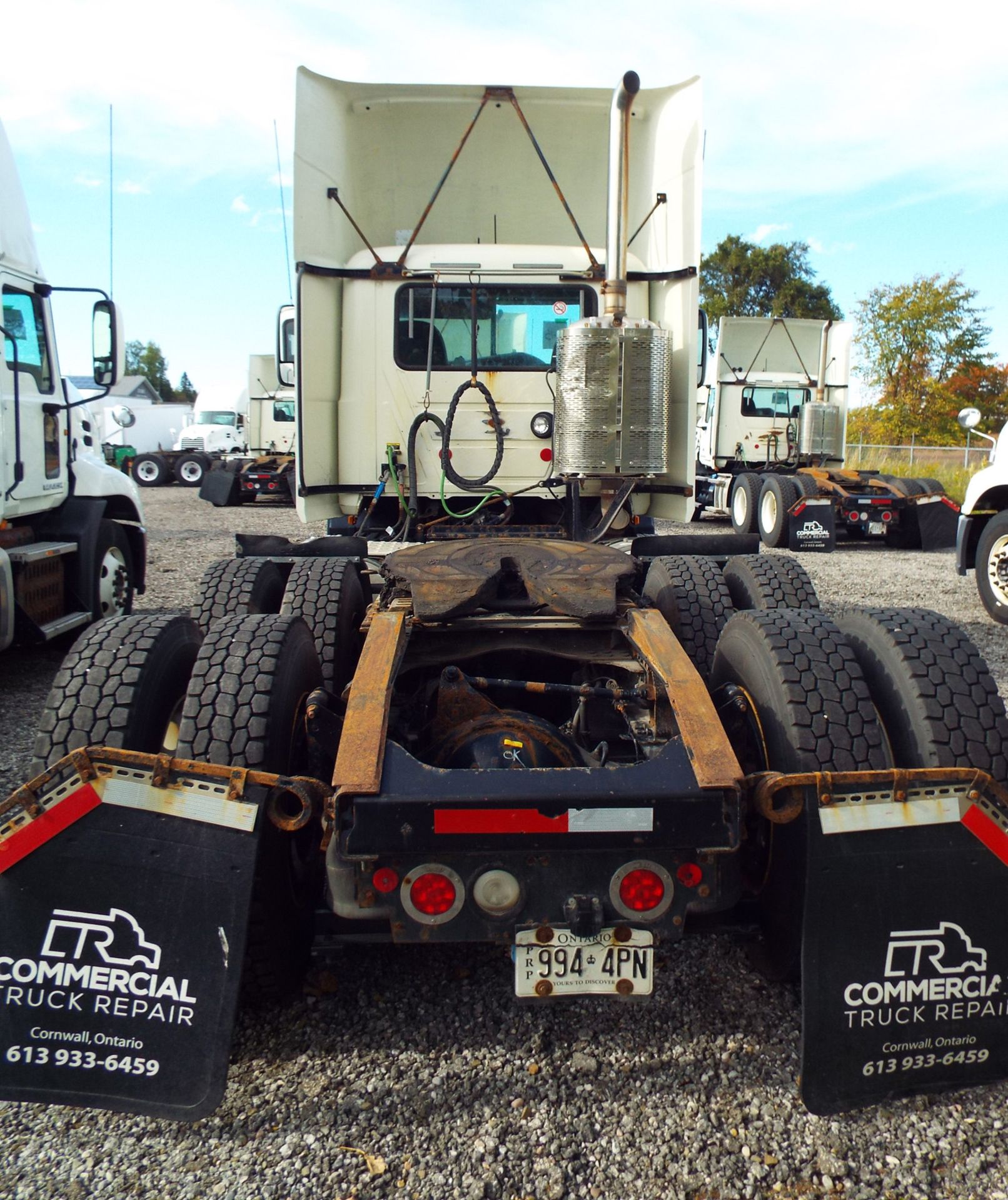 MACK (2015) CXU613 DAY CAB TRUCK WITH 405HP MP7 DIESEL ENGINE, 10 SPEED EATON FULLER TRANSMISSION, - Image 4 of 13