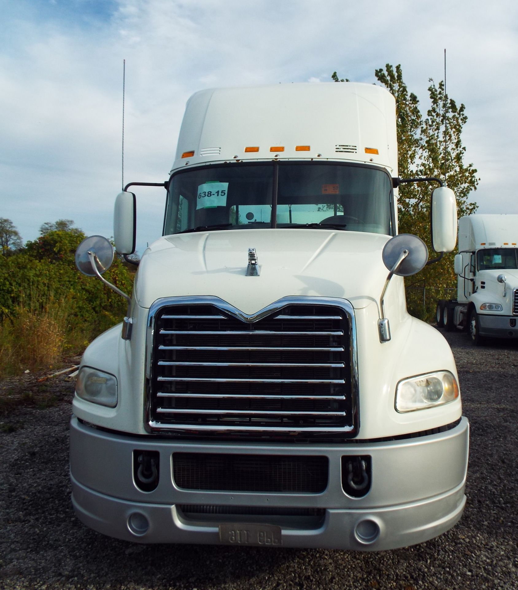 MACK (2015) CXU613 DAY CAB TRUCK WITH 405HP MP7 DIESEL ENGINE, 10 SPEED EATON FULLER TRANSMISSION,