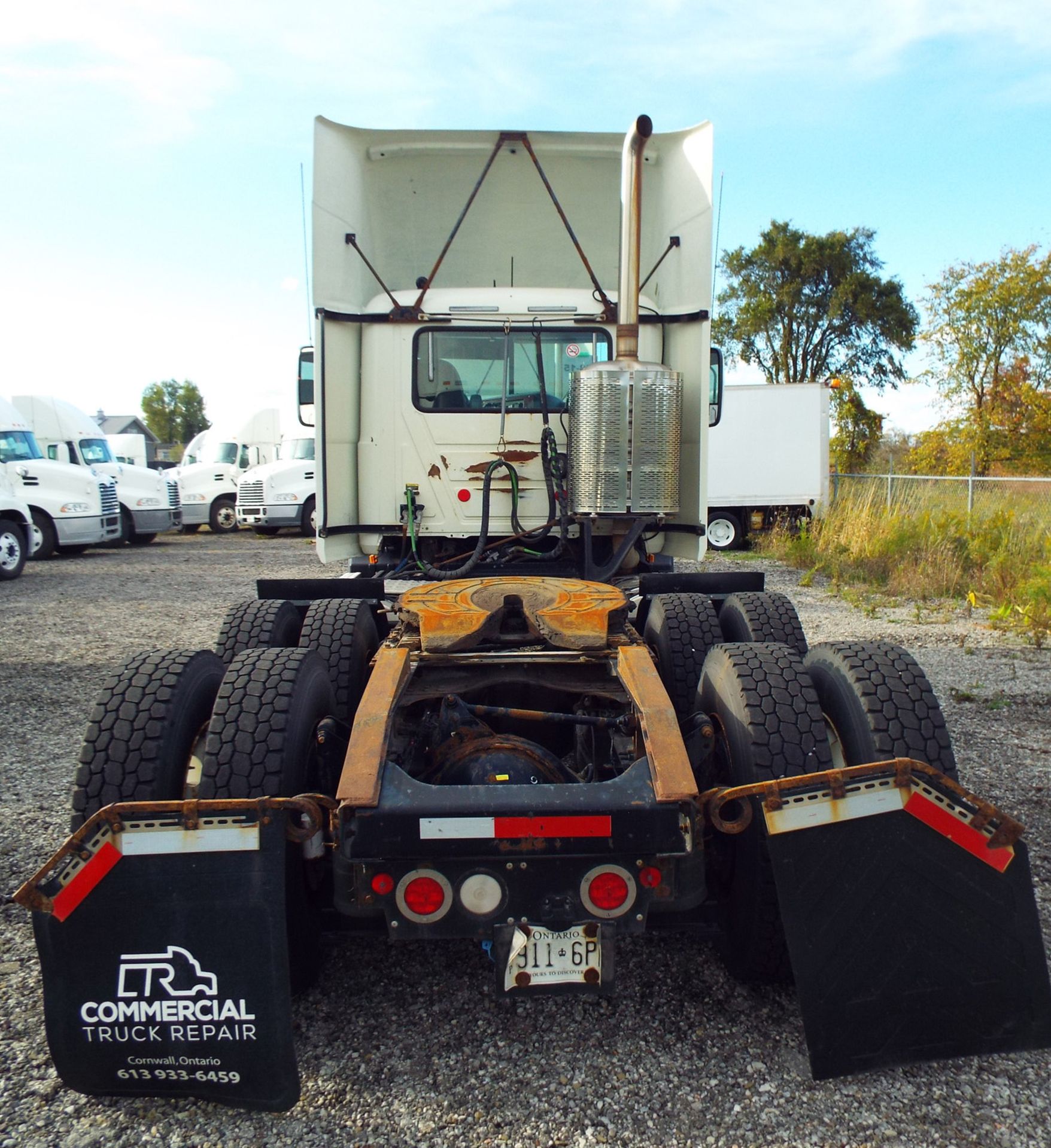 MACK (2015) CXU613 DAY CAB TRUCK WITH 405HP MP7 DIESEL ENGINE, 10 SPEED EATON FULLER TRANSMISSION, - Image 4 of 13