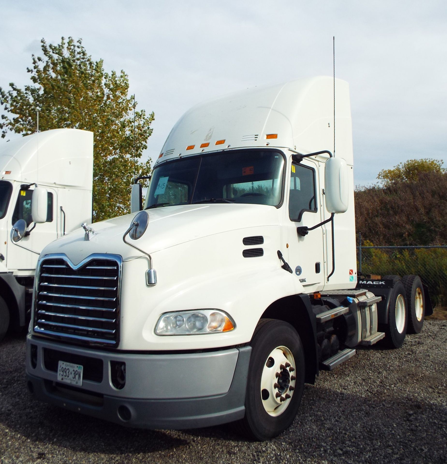 MACK (2015) CXU613 DAY CAB TRUCK WITH 405HP MP7 DIESEL ENGINE, 10 SPEED EATON FULLER TRANSMISSION, - Image 2 of 12