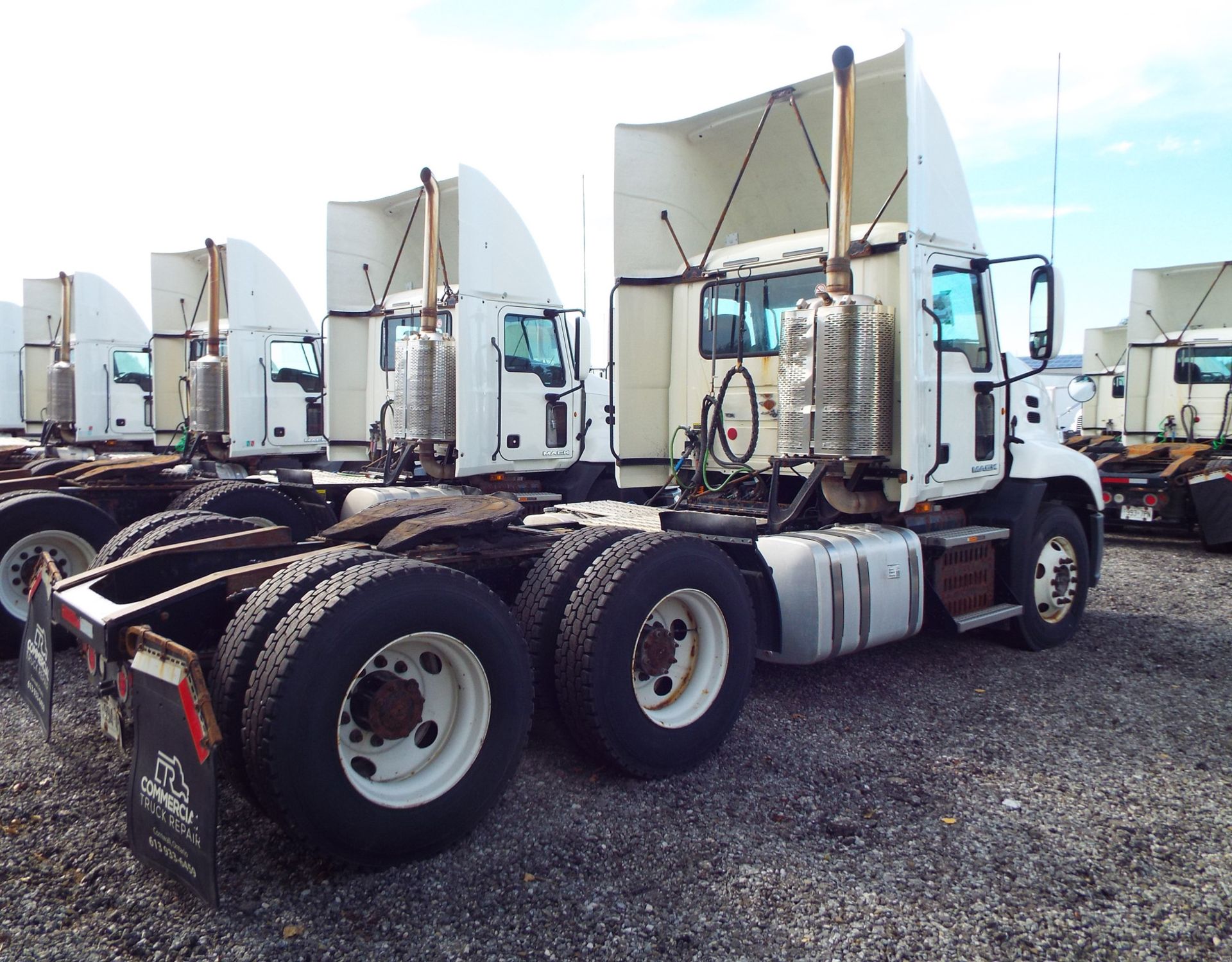 MACK (2015) CXU613 DAY CAB TRUCK WITH 405HP MP7 DIESEL ENGINE, 10 SPEED EATON FULLER TRANSMISSION, - Image 7 of 13