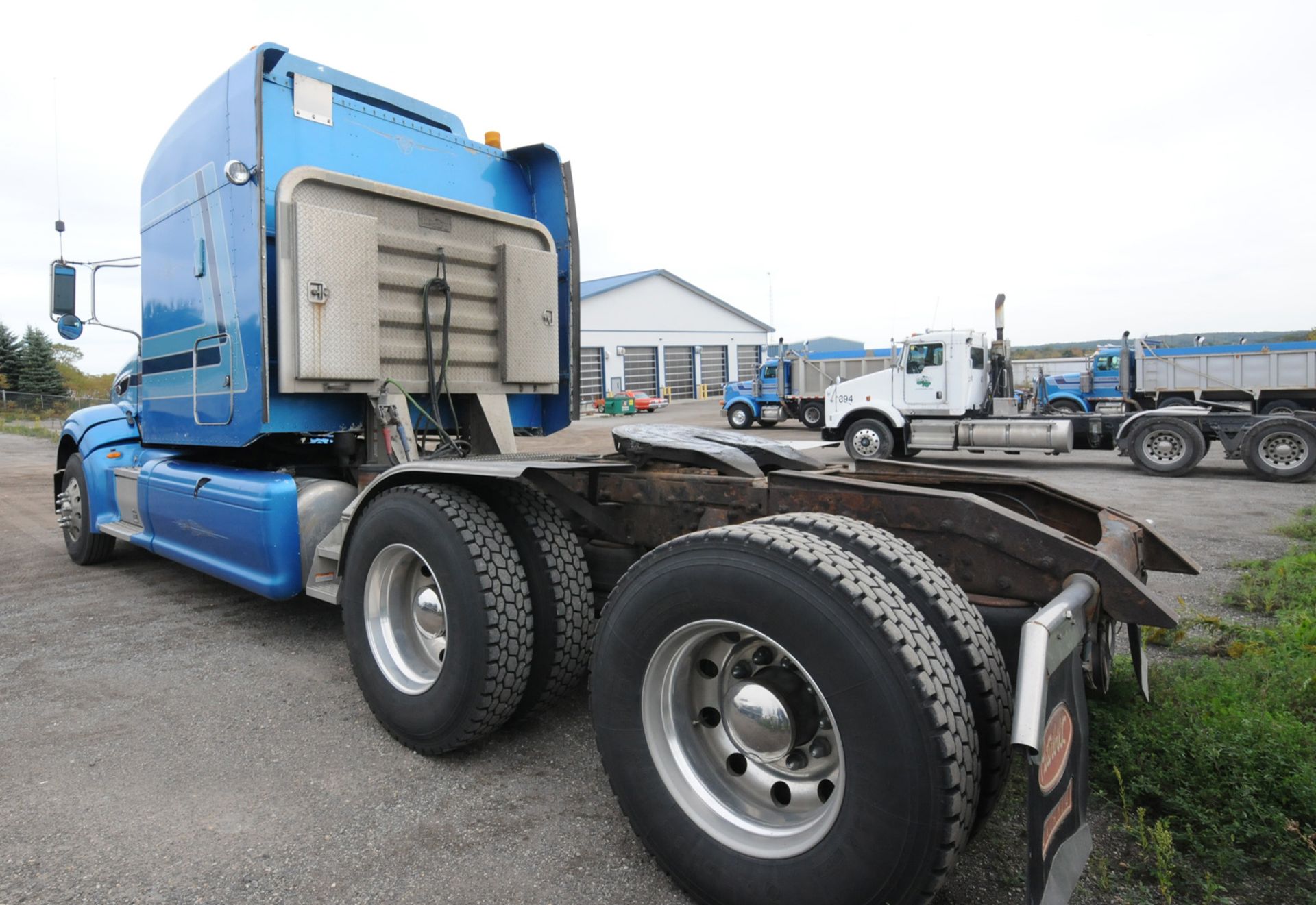 PETERBILT (2006) TRUCK WITH 475HP CAT C15 DIESEL ENGINE, 13 SPEED EATON FULLER TRANSMISSION, SLEEPER - Image 7 of 40