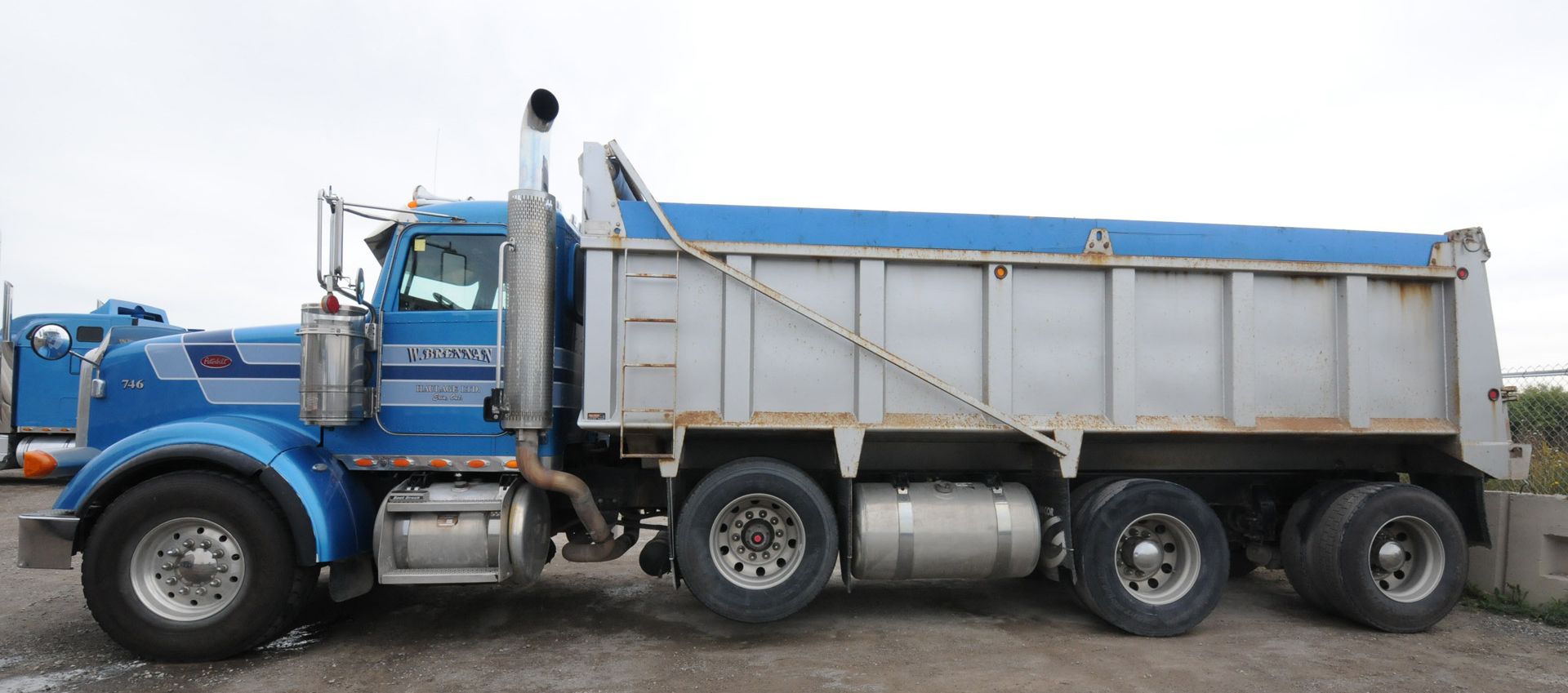 PETERBILT (2010) TRI-AXLE DUMP TRUCK WITH 500HP CUMMINS DIESEL ENGINE, 18 SPEED EATON FULLER - Image 2 of 32