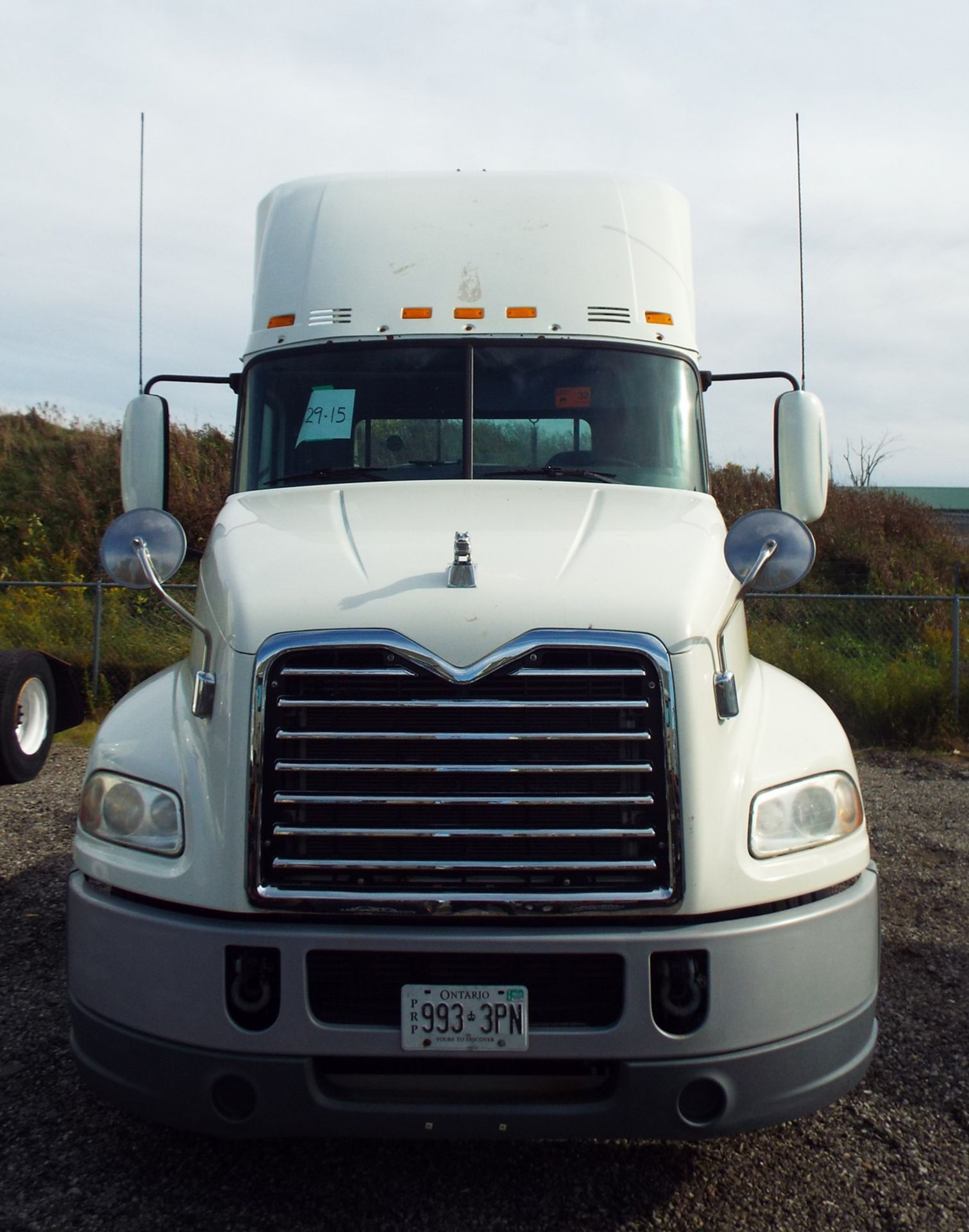 MACK (2015) CXU613 DAY CAB TRUCK WITH 405HP MP7 DIESEL ENGINE, 10 SPEED EATON FULLER TRANSMISSION,