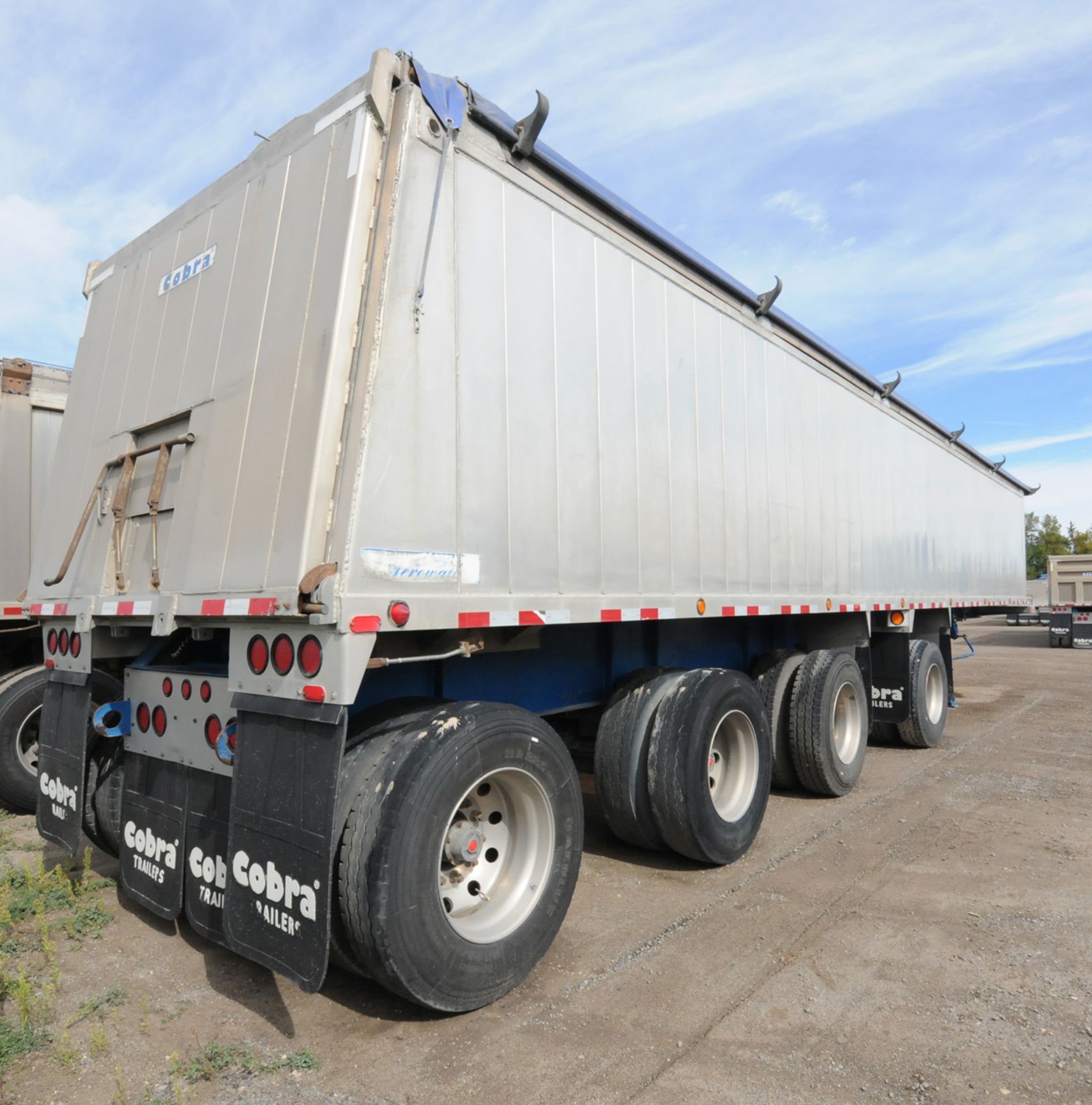 COBRA (2017) QUAD-AXLE ALUMINUM END DUMP BOX TRAILER WITH COMPOSITE FLOOR, 39-40 METRIC TON - Image 7 of 15