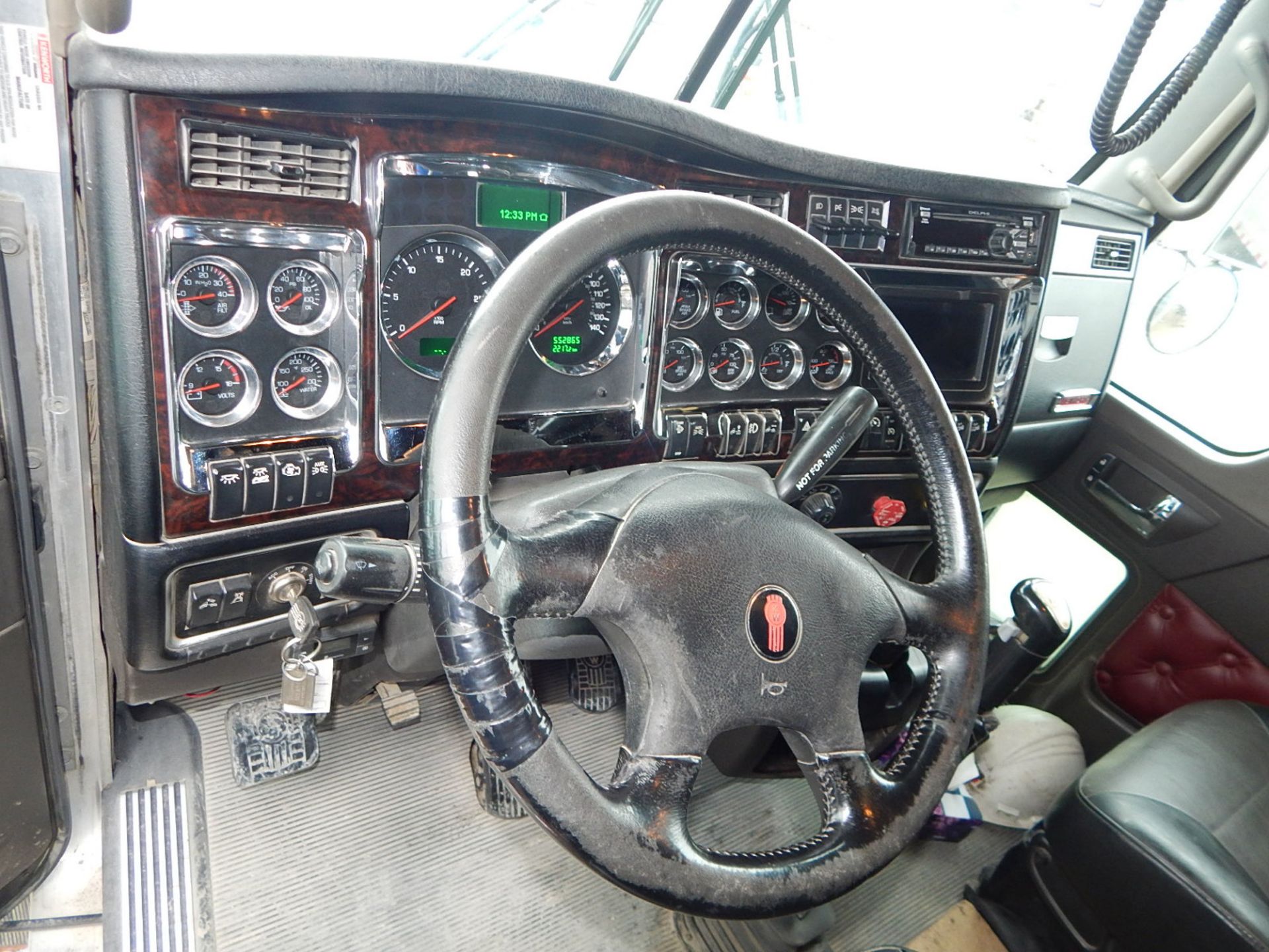 KENWORTH (2015) TRUCK WITH 500HP CUMMINS DIESEL ENGINE, 18 SPEED EATON FULLER TRANSMISSION, - Image 14 of 33