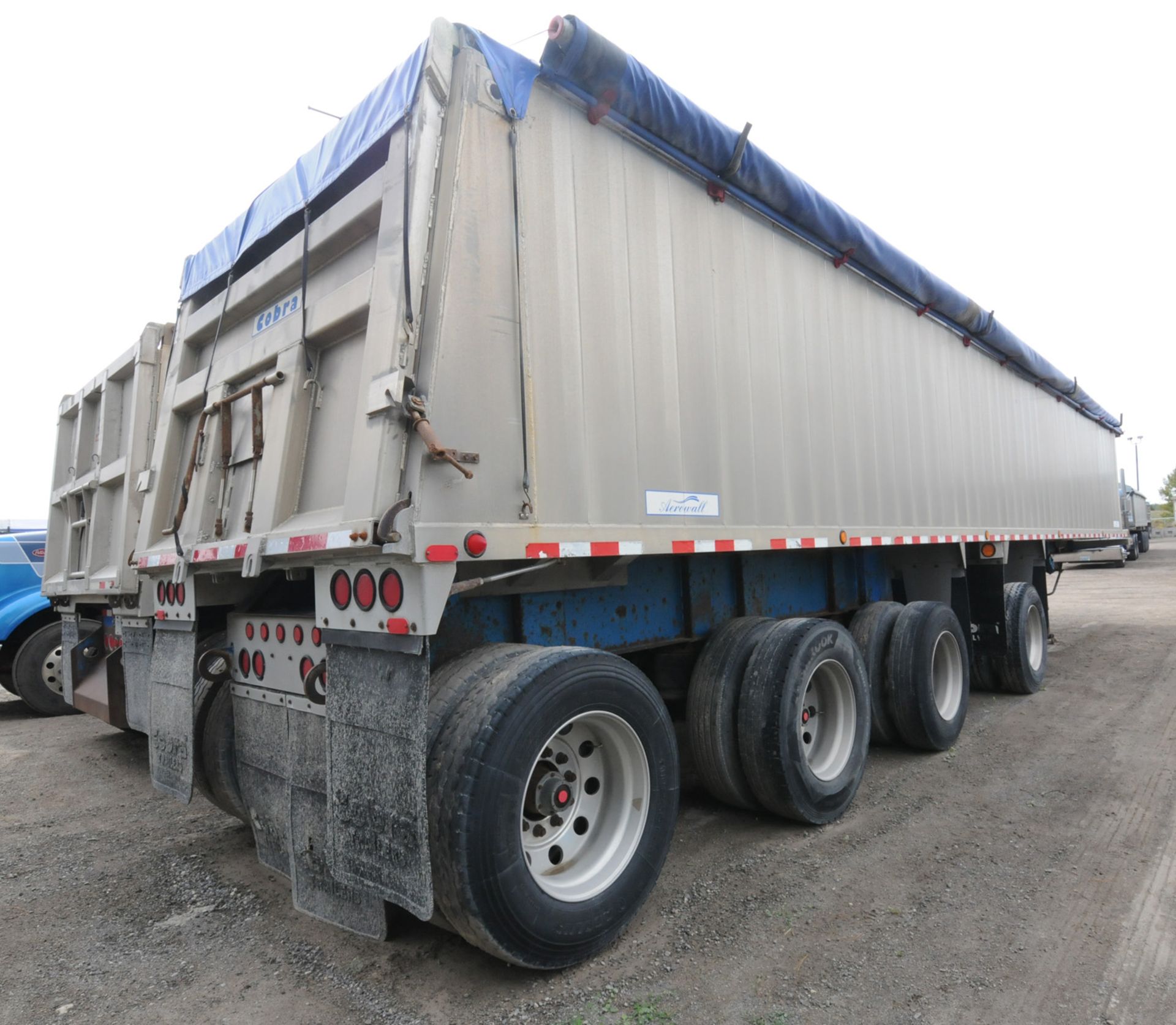 COBRA (2007) QUAD-AXLE ALUMINUM END DUMP BOX TRAILER WITH COMPOSITE FLOOR, 39-40 METRIC TON - Image 7 of 15