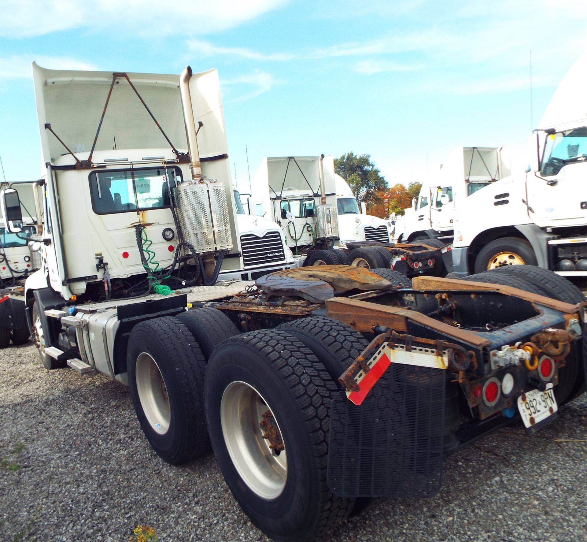 MACK (2015) CXU613 DAY CAB TRUCK WITH 445HP MP8 DIESEL ENGINE, 13 SPEED EATON FULLER TRANSMISSION, - Image 3 of 11