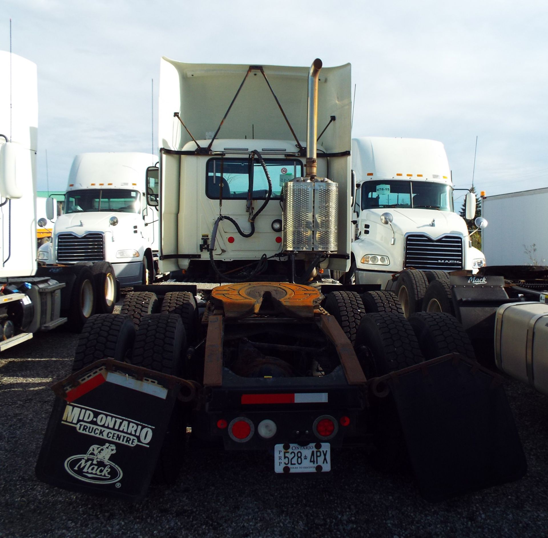 MACK (2015) CXU613 DAY CAB TRUCK WITH 405HP MP7 DIESEL ENGINE, 10 SPEED EATON FULLER TRANSMISSION, - Image 4 of 13