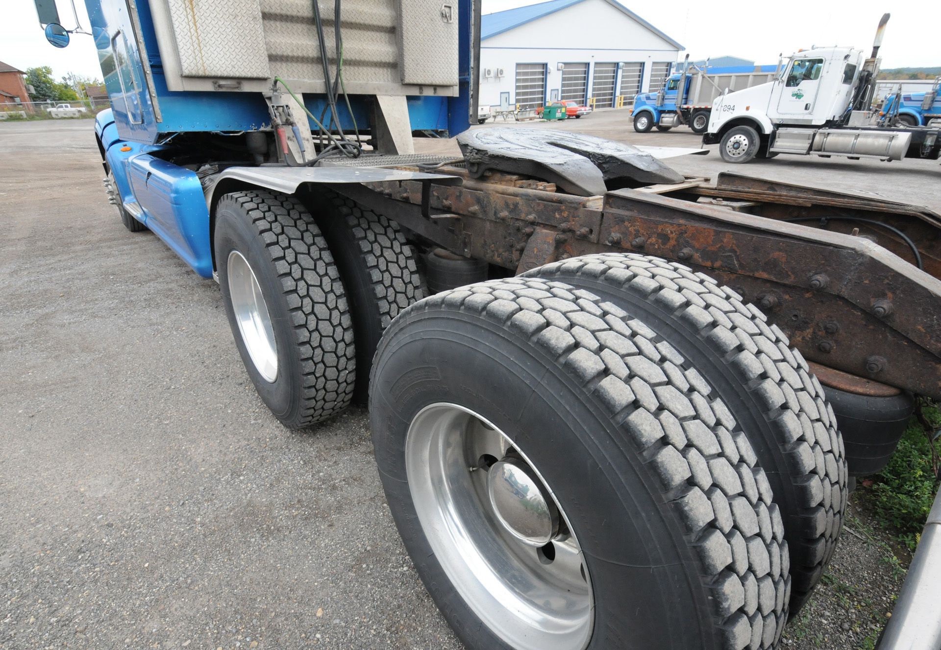 PETERBILT (2006) TRUCK WITH 475HP CAT C15 DIESEL ENGINE, 13 SPEED EATON FULLER TRANSMISSION, SLEEPER - Image 9 of 40