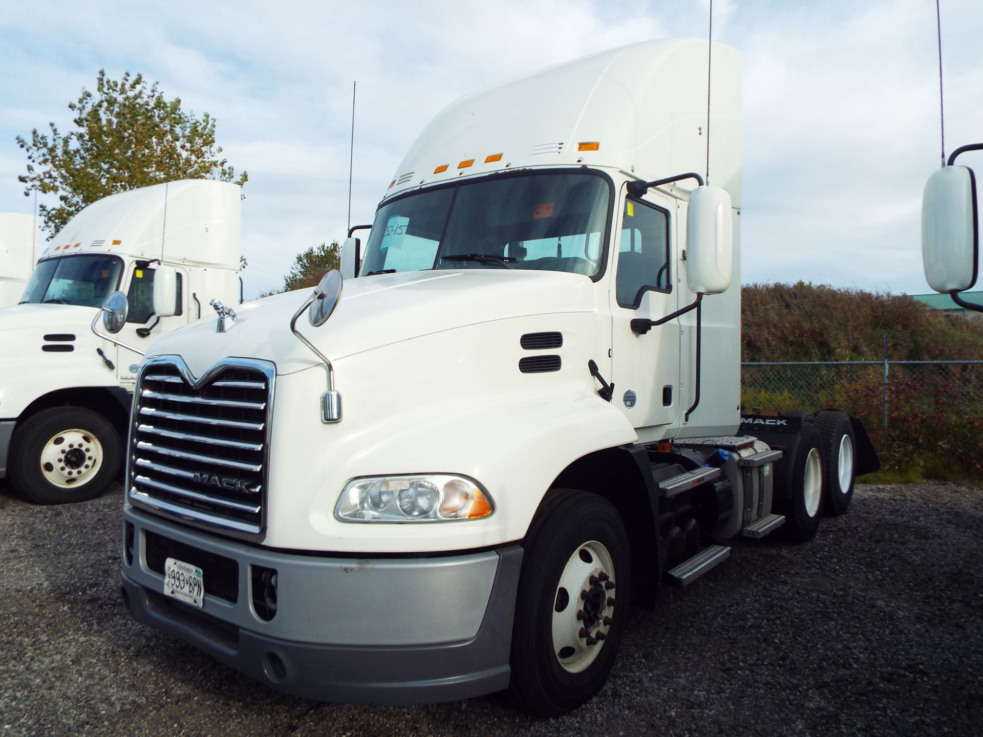 MACK (2015) CXU613 DAY CAB TRUCK WITH 405HP MP7 DIESEL ENGINE, 10 SPEED EATON FULLER TRANSMISSION, - Image 2 of 13