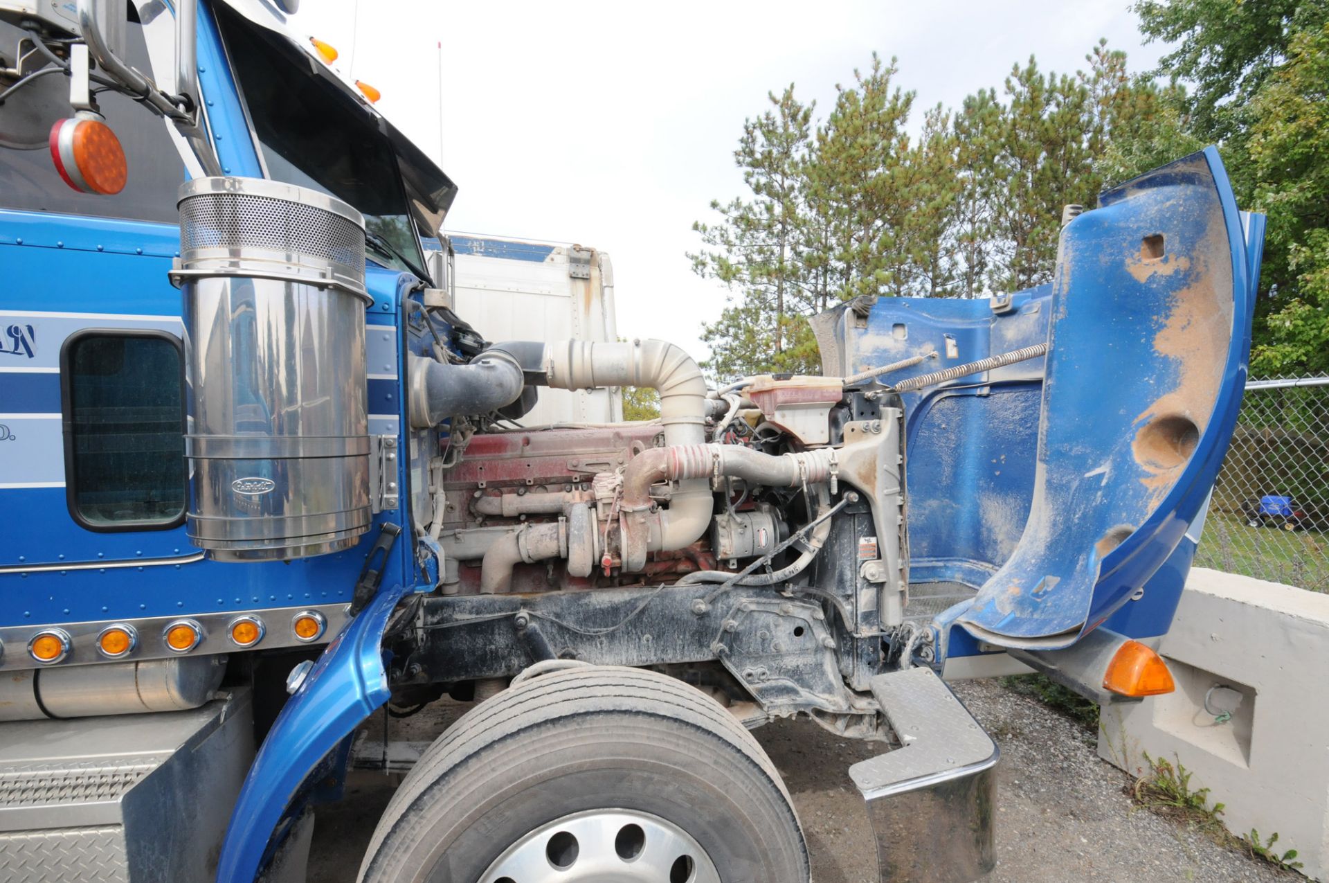 PETERBILT (2010) TRUCK WITH 500HP CUMMINS DIESEL ENGINE, 18 SPEED EATON FULLER TRANSMISSION, DAY - Image 26 of 31