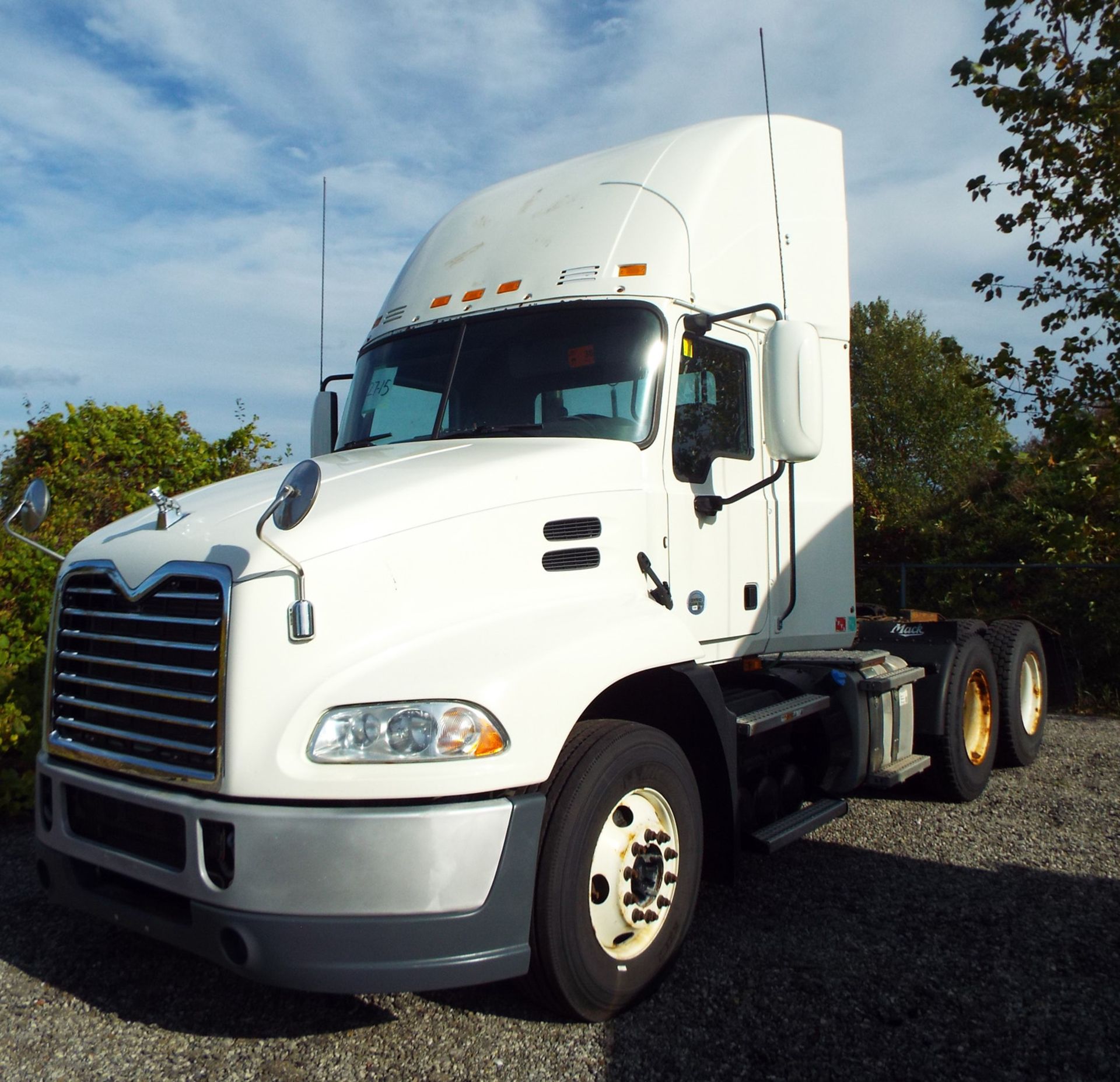 MACK (2015) CXU613 DAY CAB TRUCK WITH 405HP MP7 DIESEL ENGINE, 10 SPEED EATON FULLER TRANSMISSION, - Image 2 of 13