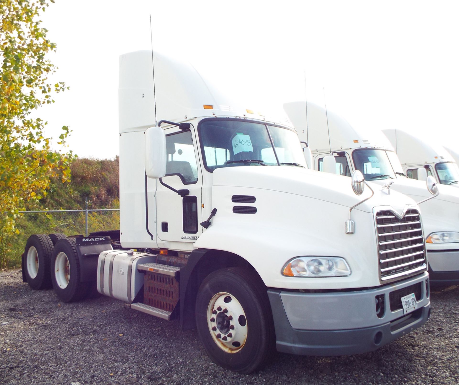 MACK (2015) CXU613 DAY CAB TRUCK WITH 405HP MP7 DIESEL ENGINE, 10 SPEED EATON FULLER TRANSMISSION, - Image 8 of 13