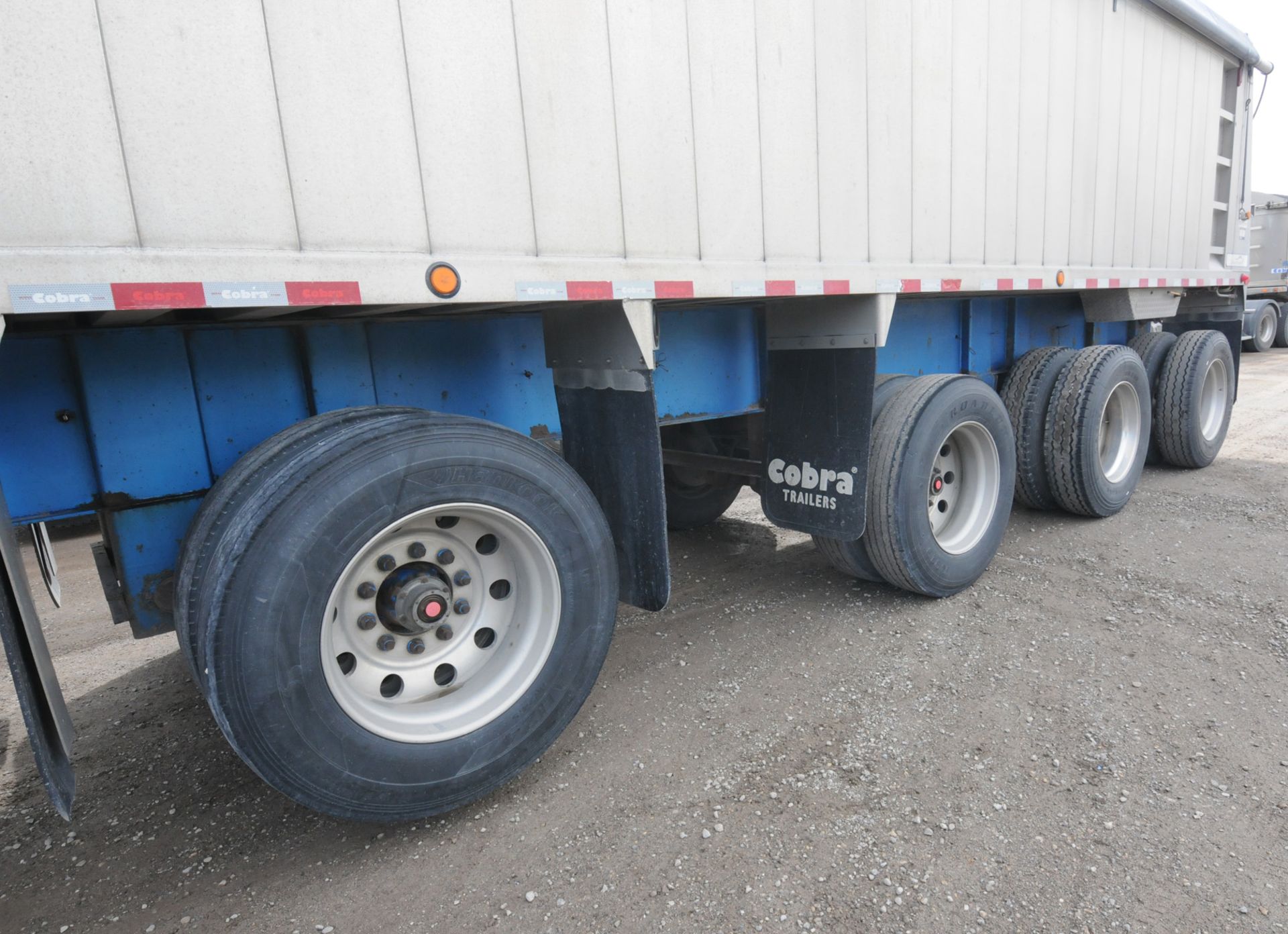 COBRA (2013) QUAD-AXLE ALUMINUM END DUMP BOX TRAILER WITH COMPOSITE FLOOR, 39-40 METRIC TON - Image 13 of 16