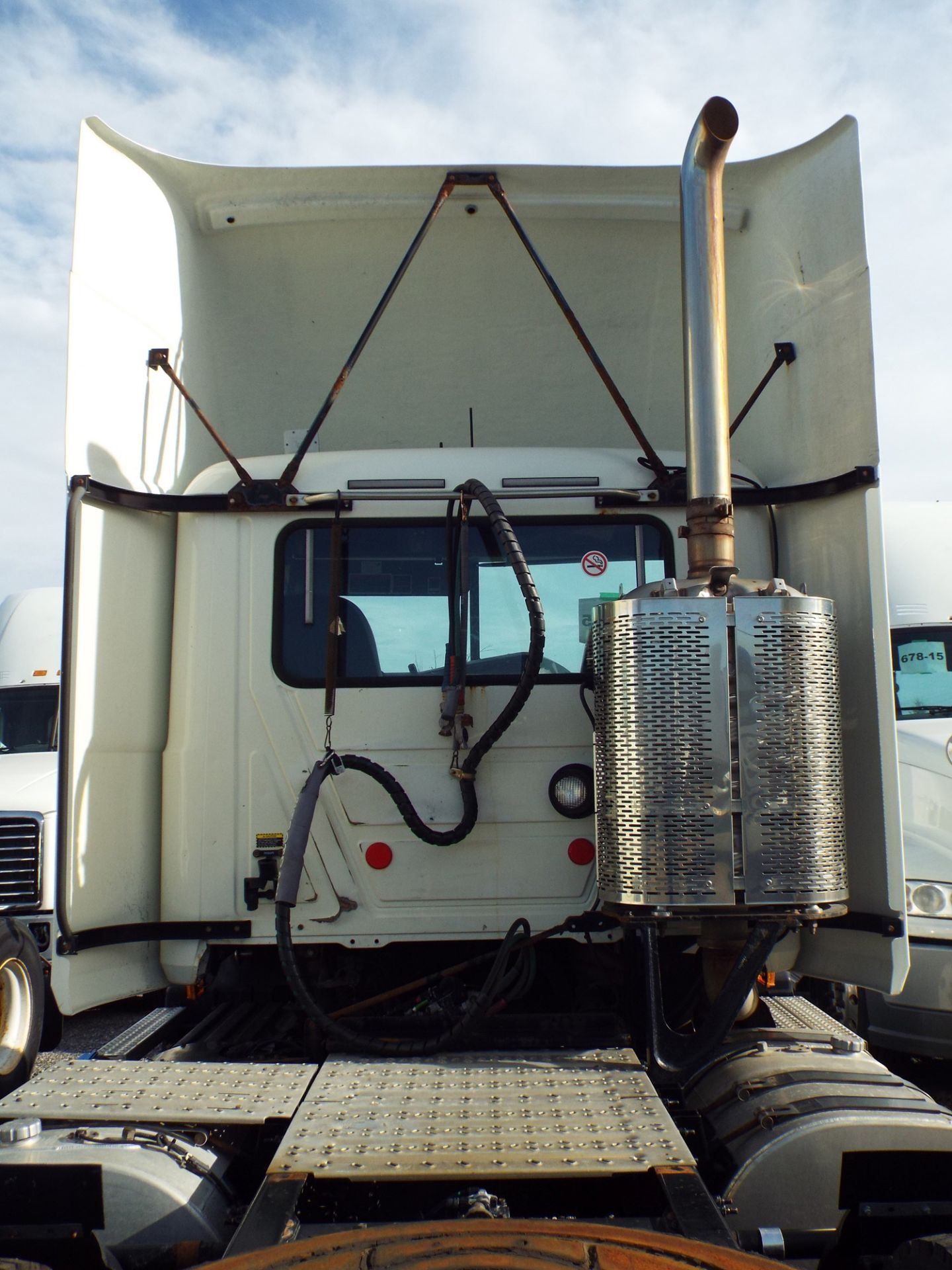 MACK (2015) CXU613 DAY CAB TRUCK WITH 405HP MP7 DIESEL ENGINE, 10 SPEED EATON FULLER TRANSMISSION, - Image 6 of 13