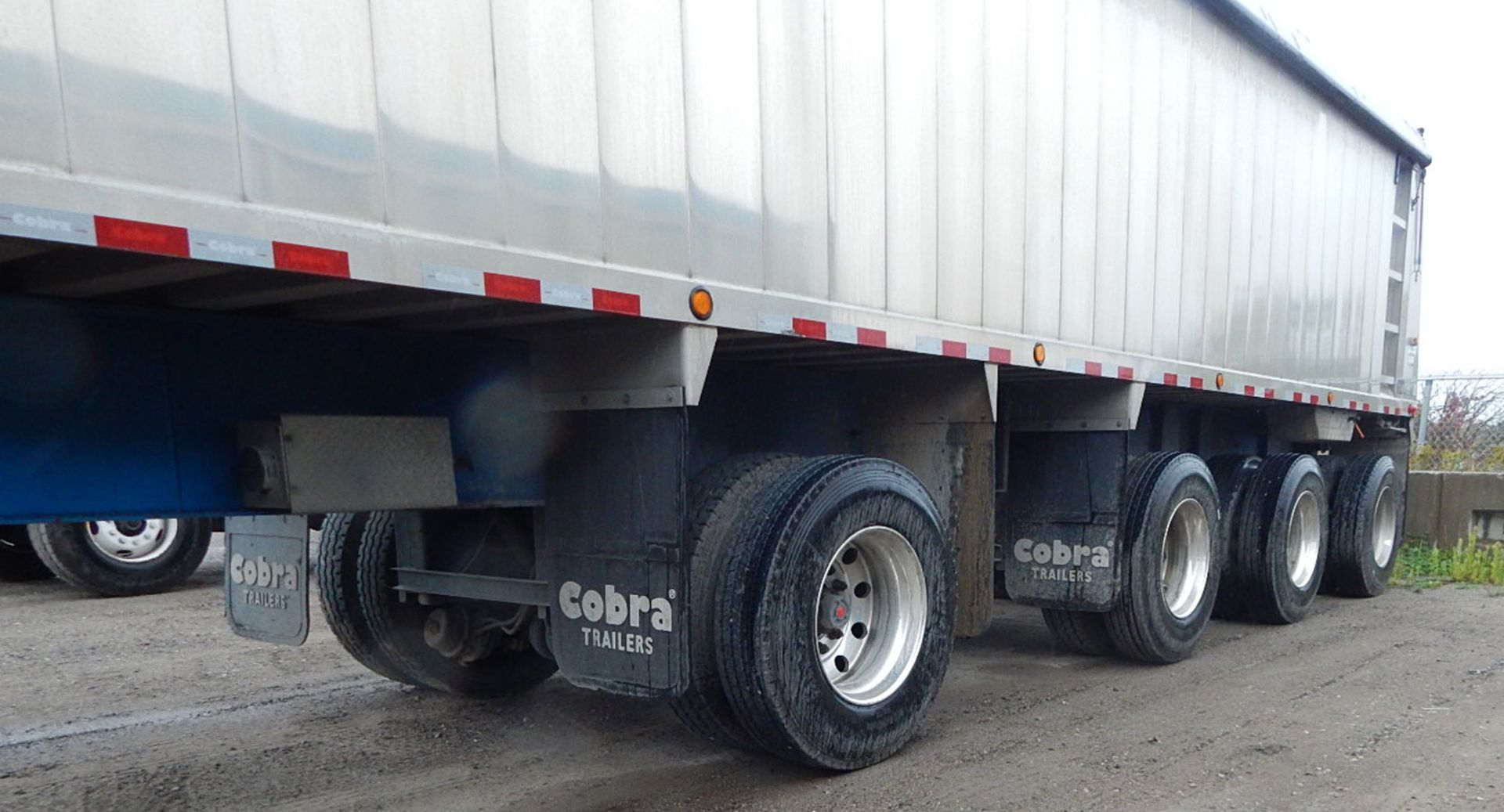 COBRA (2017) QUAD-AXLE ALUMINUM END DUMP BOX TRAILER WITH COMPOSITE FLOOR, 39-40 METRIC TON - Image 10 of 15