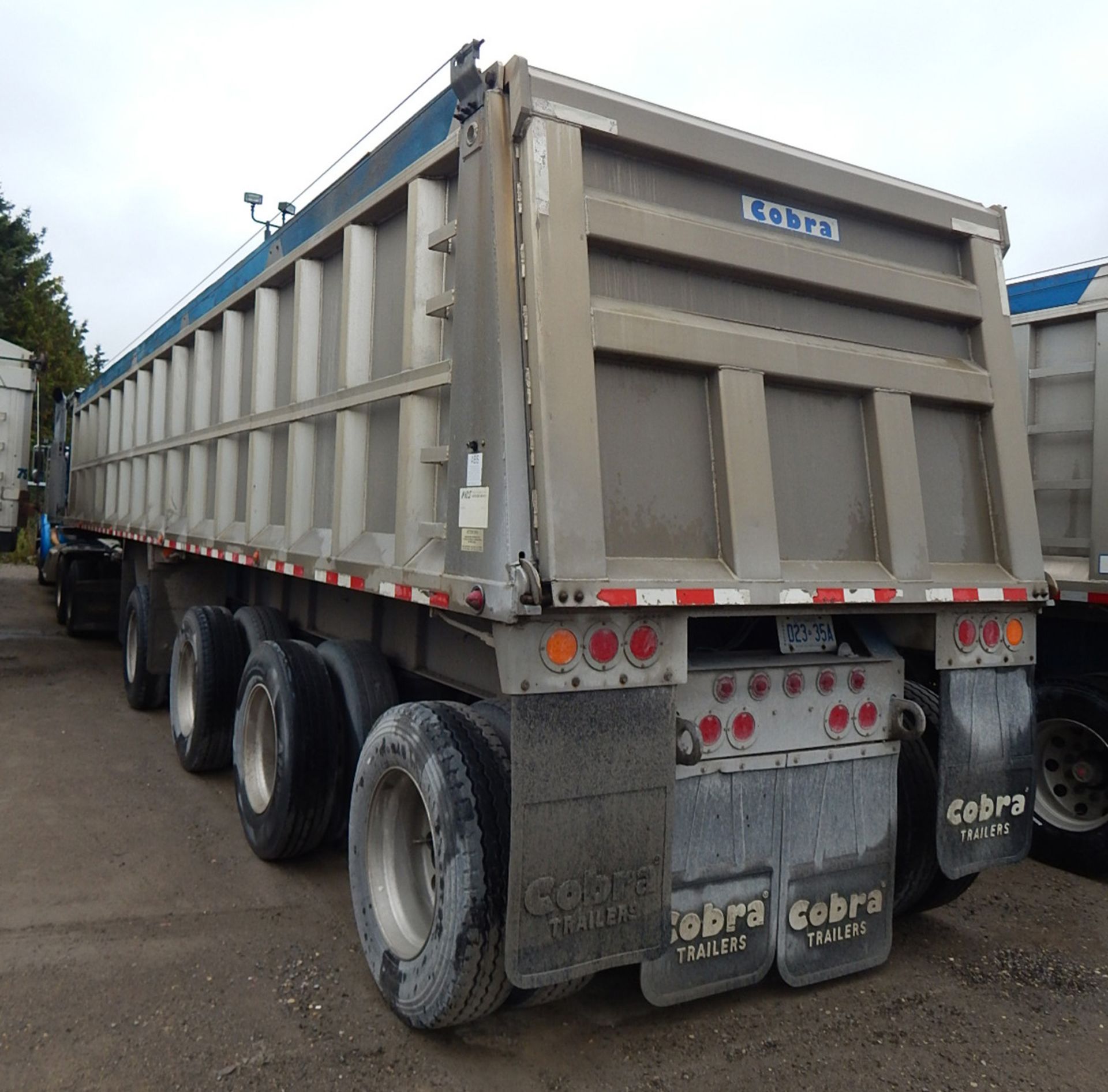 COBRA (2007) QUAD-AXLE ALUMINUM END DUMP BOX TRAILER WITH COMPOSITE FLOOR, 39-40 METRIC TON - Image 12 of 15