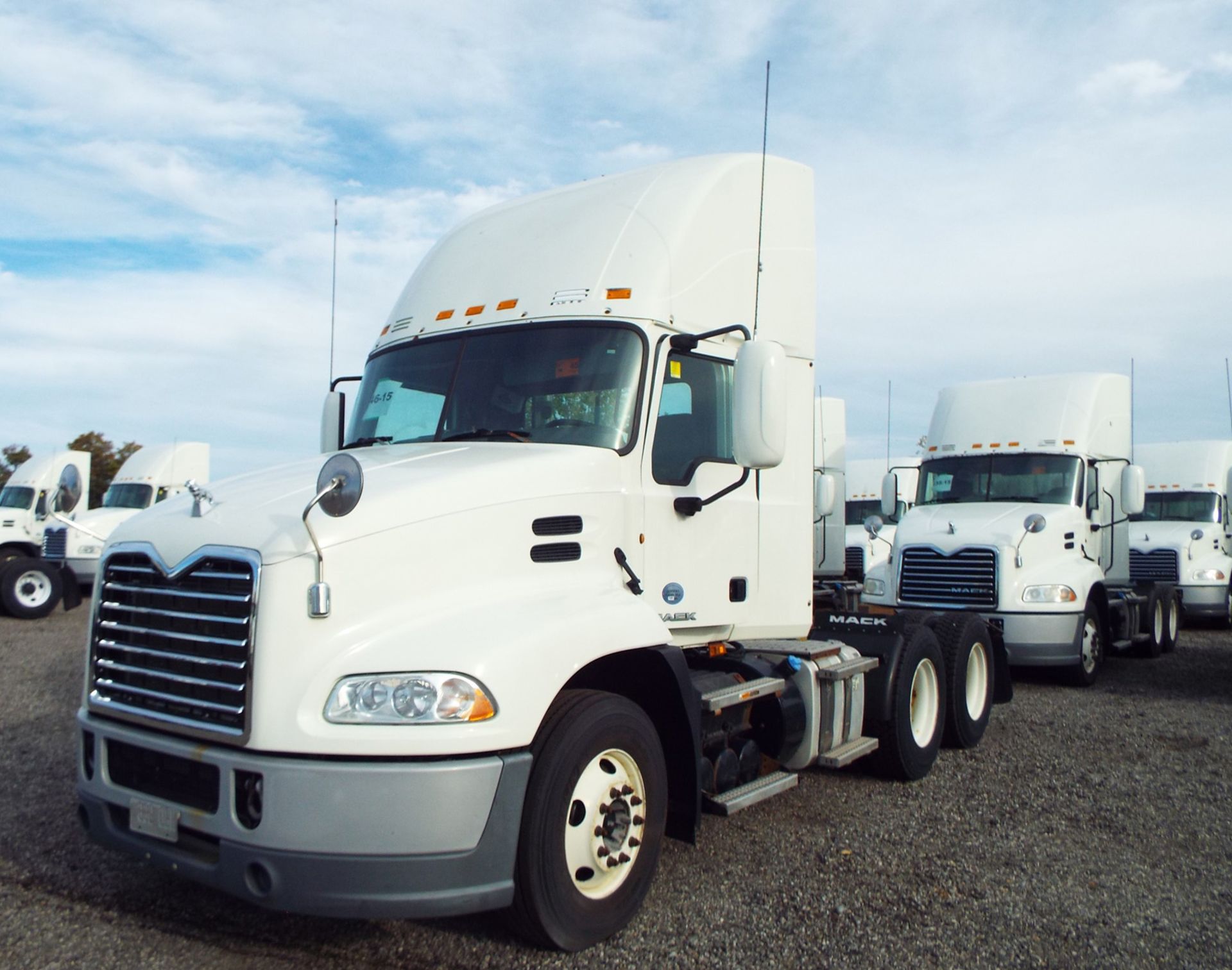 MACK (2015) CXU613 DAY CAB TRUCK WITH 405HP MP7 DIESEL ENGINE, 10 SPEED EATON FULLER TRANSMISSION, - Image 2 of 13