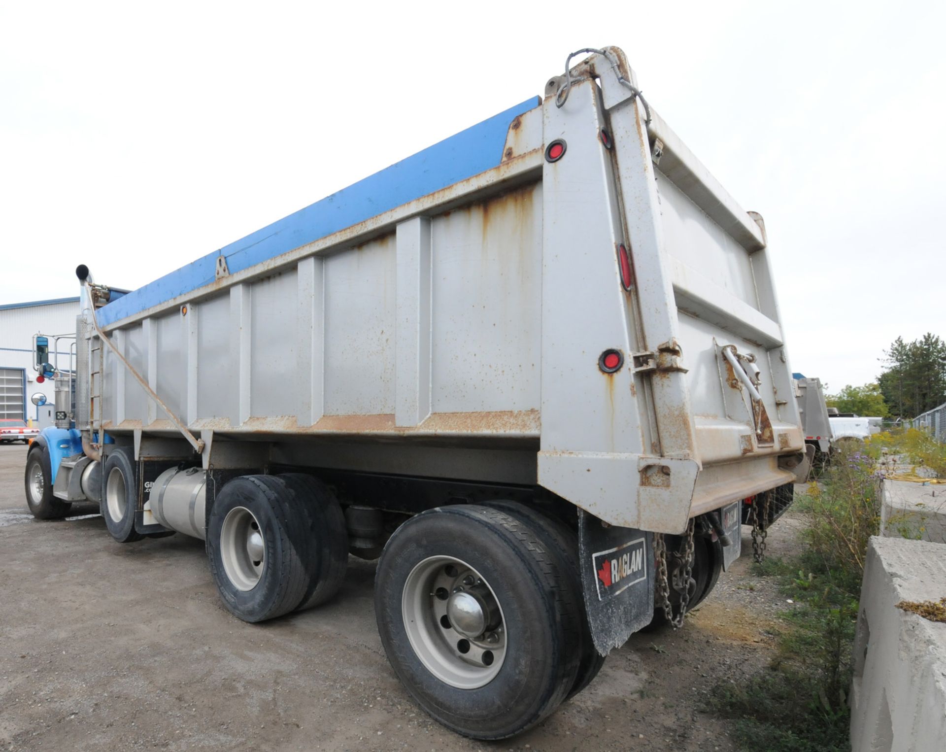 PETERBILT (2010) TRI-AXLE DUMP TRUCK WITH 500HP CUMMINS DIESEL ENGINE, 18 SPEED EATON FULLER - Image 5 of 32