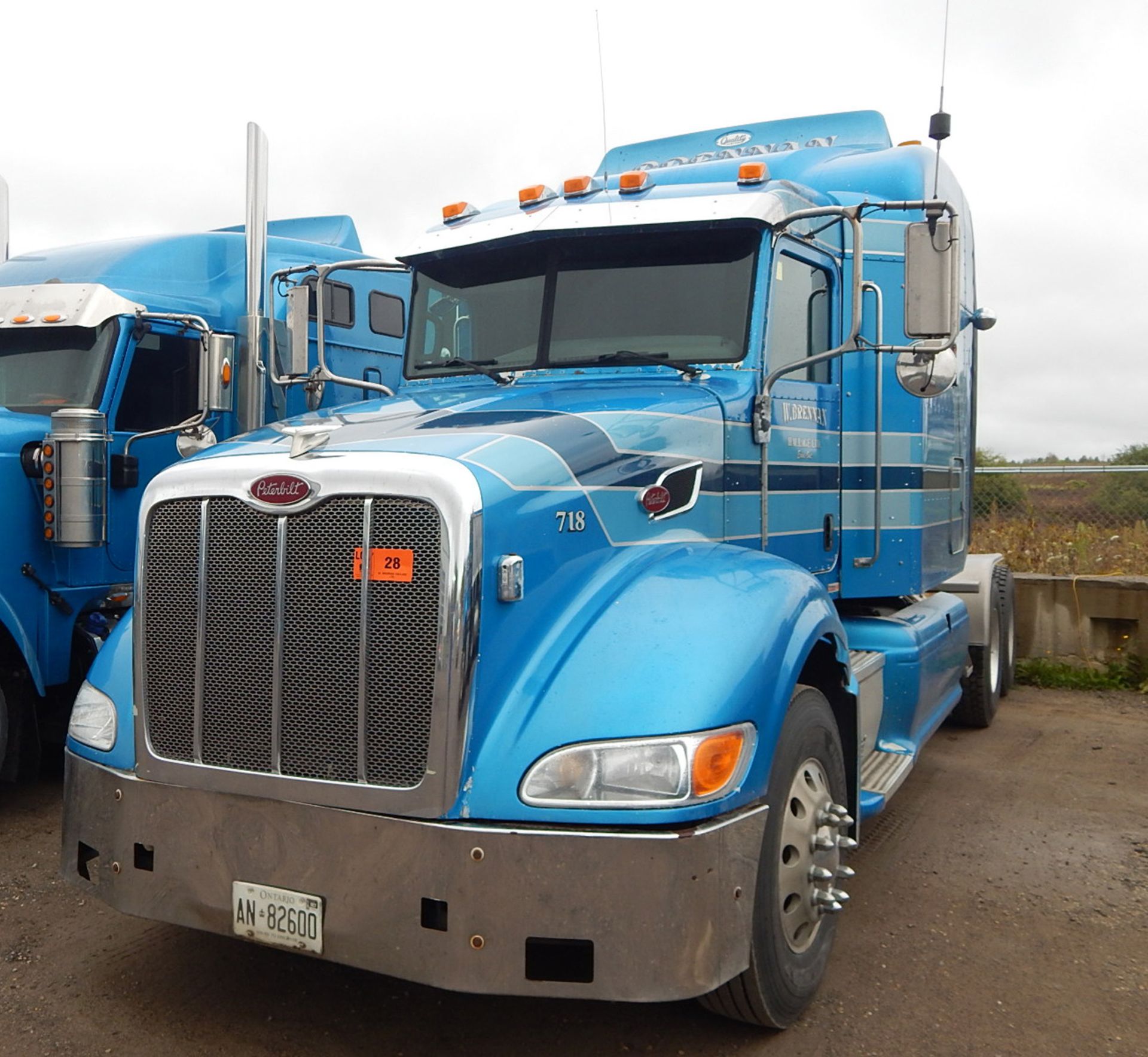 PETERBILT (2006) TRUCK WITH 475HP CAT C15 DIESEL ENGINE, 13 SPEED EATON FULLER TRANSMISSION, SLEEPER - Image 4 of 40