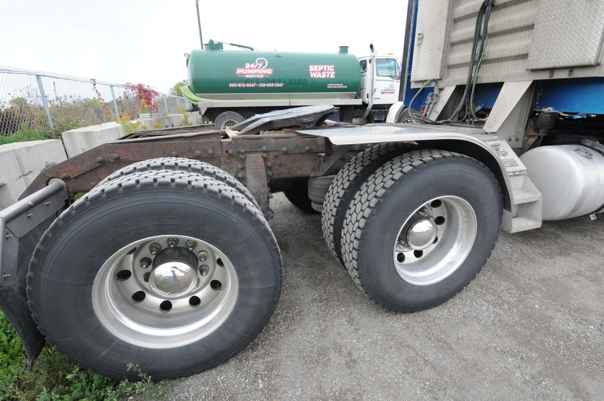 PETERBILT (2006) TRUCK WITH 475HP CAT C15 DIESEL ENGINE, 13 SPEED EATON FULLER TRANSMISSION, SLEEPER - Image 13 of 40