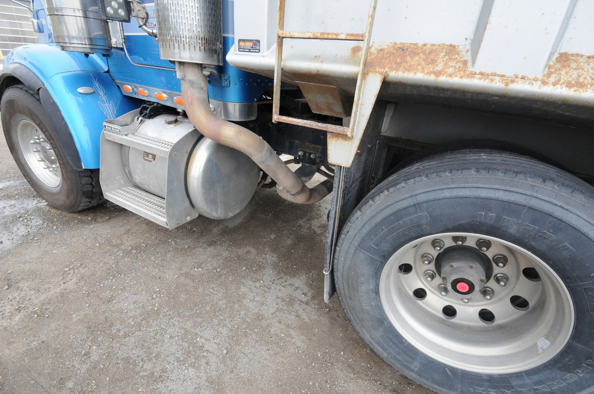 PETERBILT (2010) TRI-AXLE DUMP TRUCK WITH 500HP CUMMINS DIESEL ENGINE, 18 SPEED EATON FULLER - Image 9 of 32