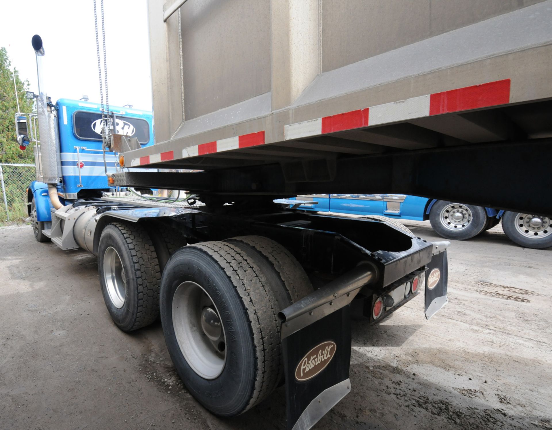 PETERBILT (2010) TRUCK WITH 500HP CUMMINS DIESEL ENGINE, 18 SPEED EATON FULLER TRANSMISSION, DAY - Image 5 of 31