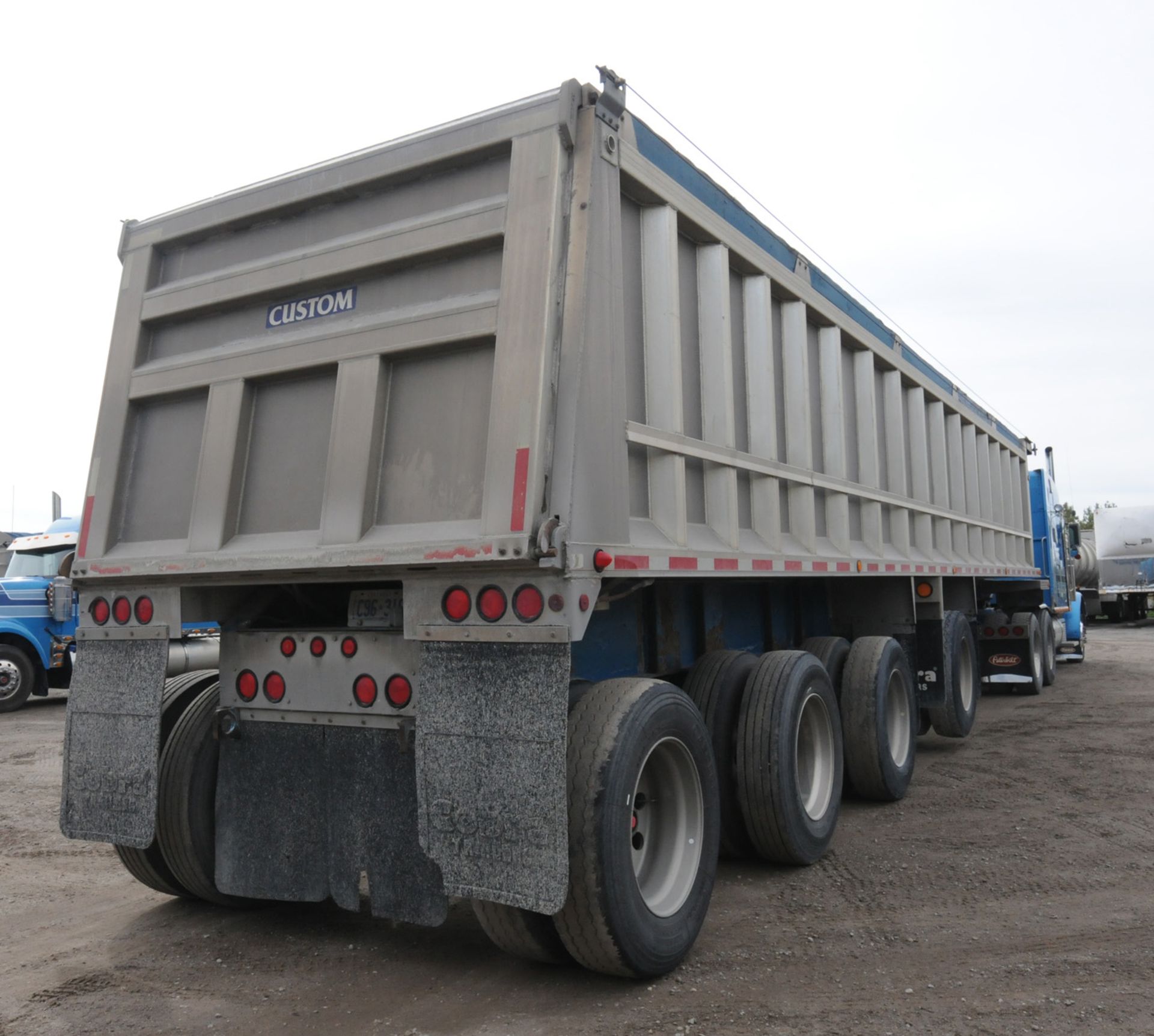 CUSTOM (2006) QUAD-AXLE ALUMINUM END DUMP BOX TRAILER WITH COMPOSITE FLOOR, 39-40 METRIC TON - Image 7 of 15