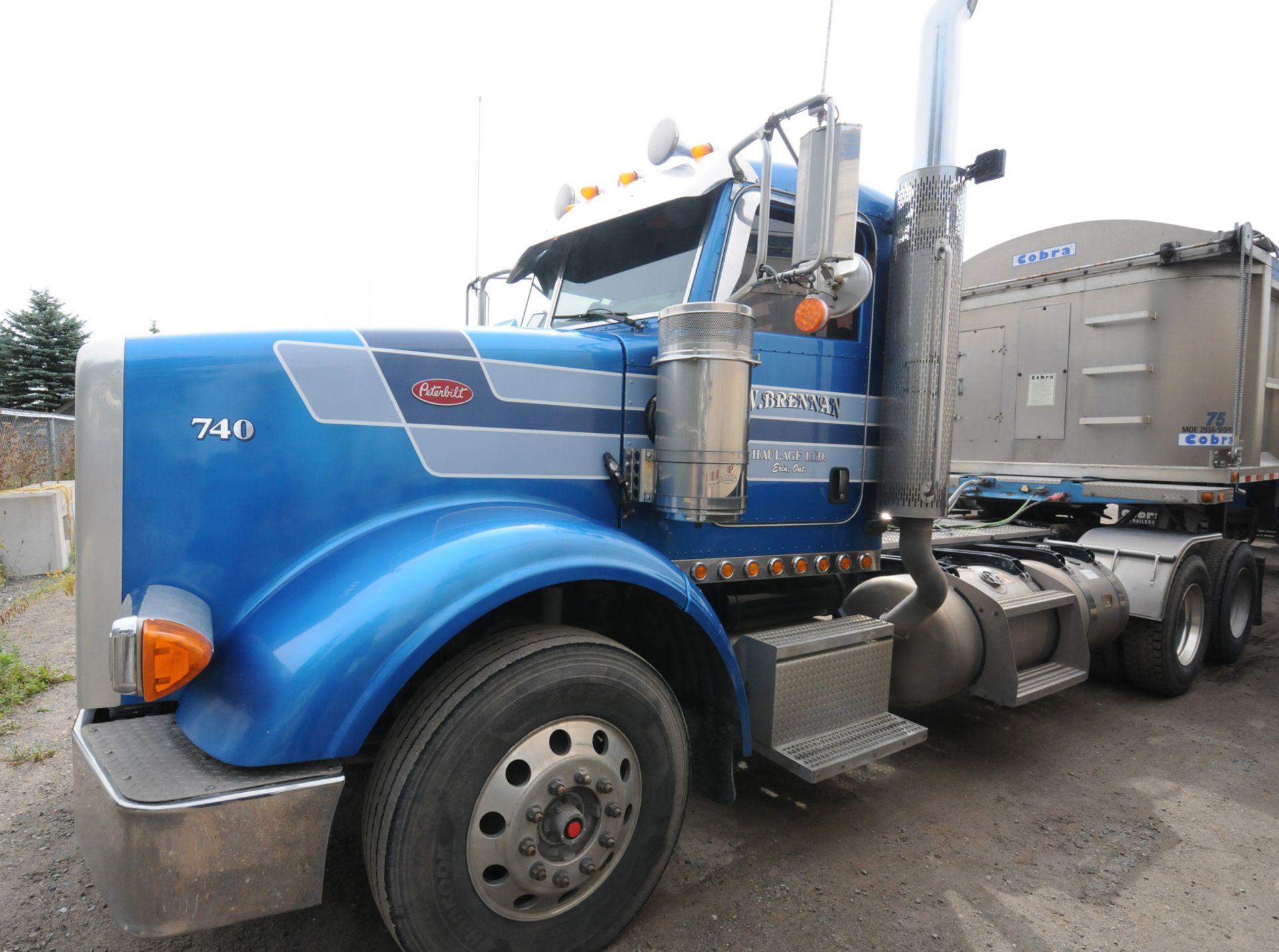 PETERBILT (2010) TRUCK WITH 500HP CUMMINS DIESEL ENGINE, 18 SPEED EATON FULLER TRANSMISSION, DAY - Image 2 of 31